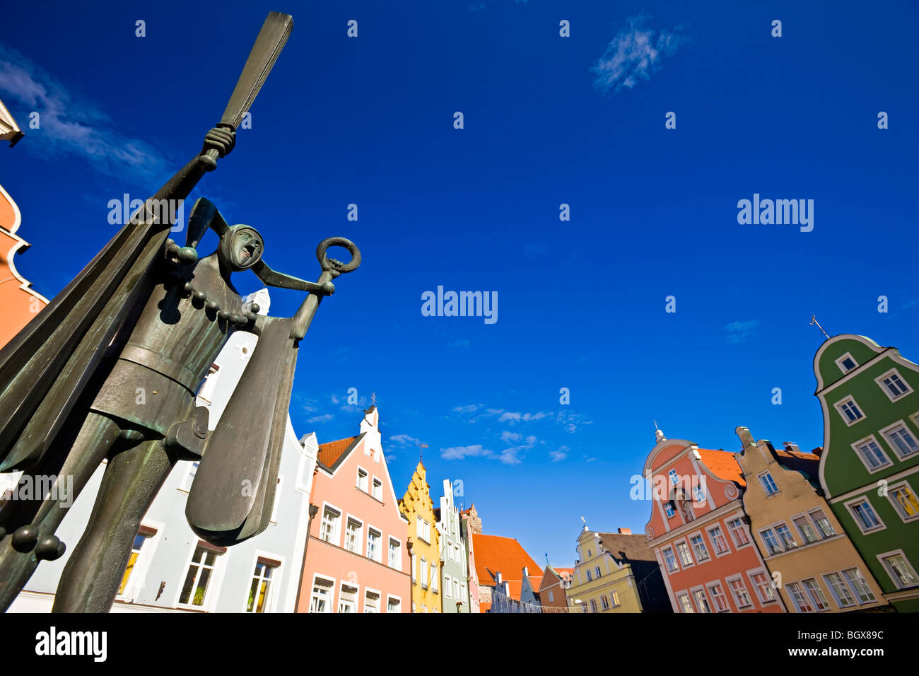 Bronzestatue von Narr auf einen Brunnen Backdropped von den bunten Fassaden der Gebäude in der Altstadt in der Stadt Stockfoto