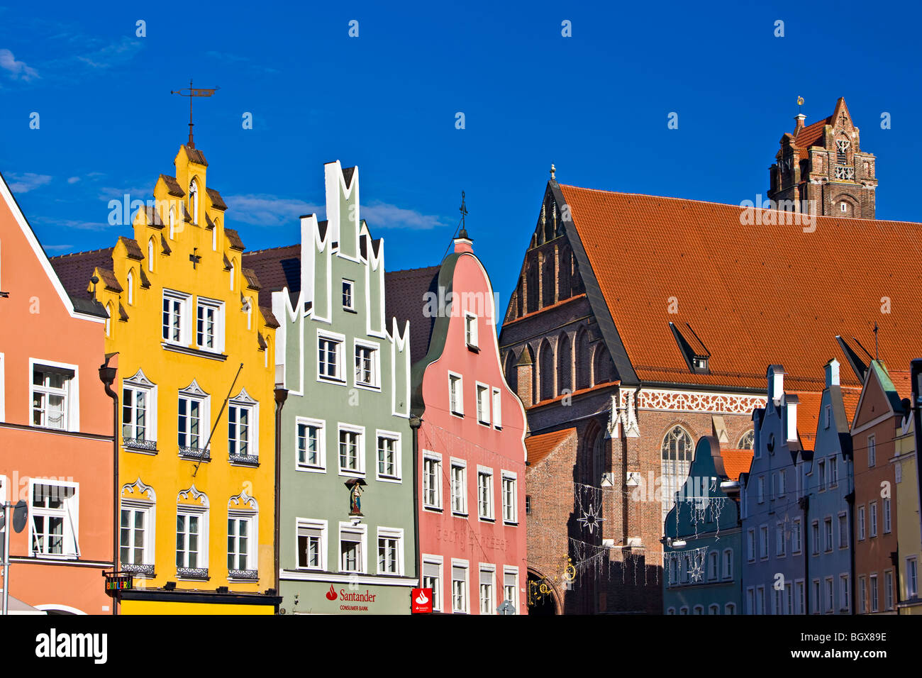 Bunten Fassaden der Gebäude in der Altstadt in der Stadt Landshut, Bayern, Deutschland, Europa. Stockfoto