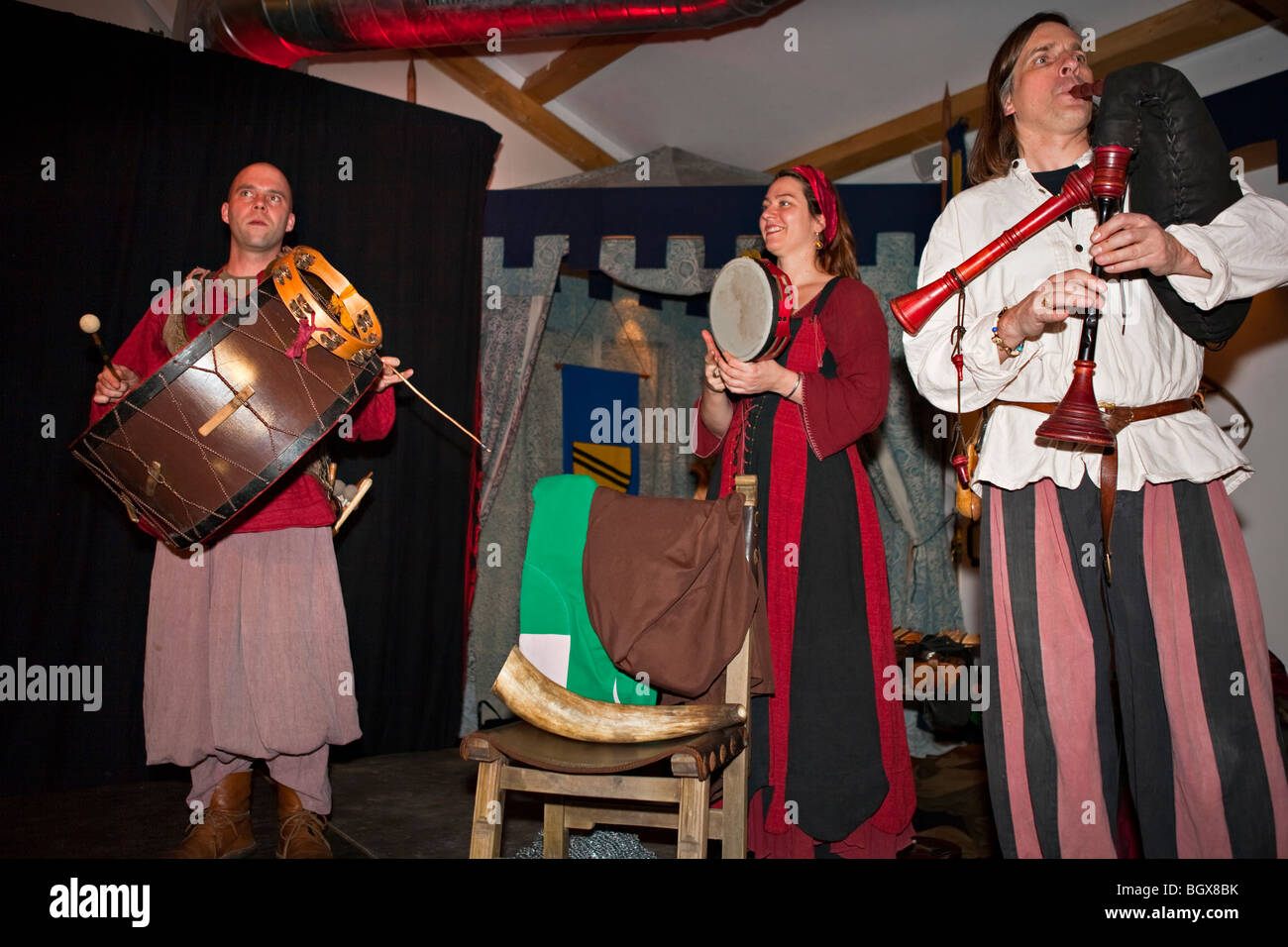 Mittelalterliche Musikgruppe Mitglieder Gäste unterhaltsam, während ein mittelalterliches fest auf Schloss Auerbach (Schloss Auerbach), Bensheim-Auerba Stockfoto