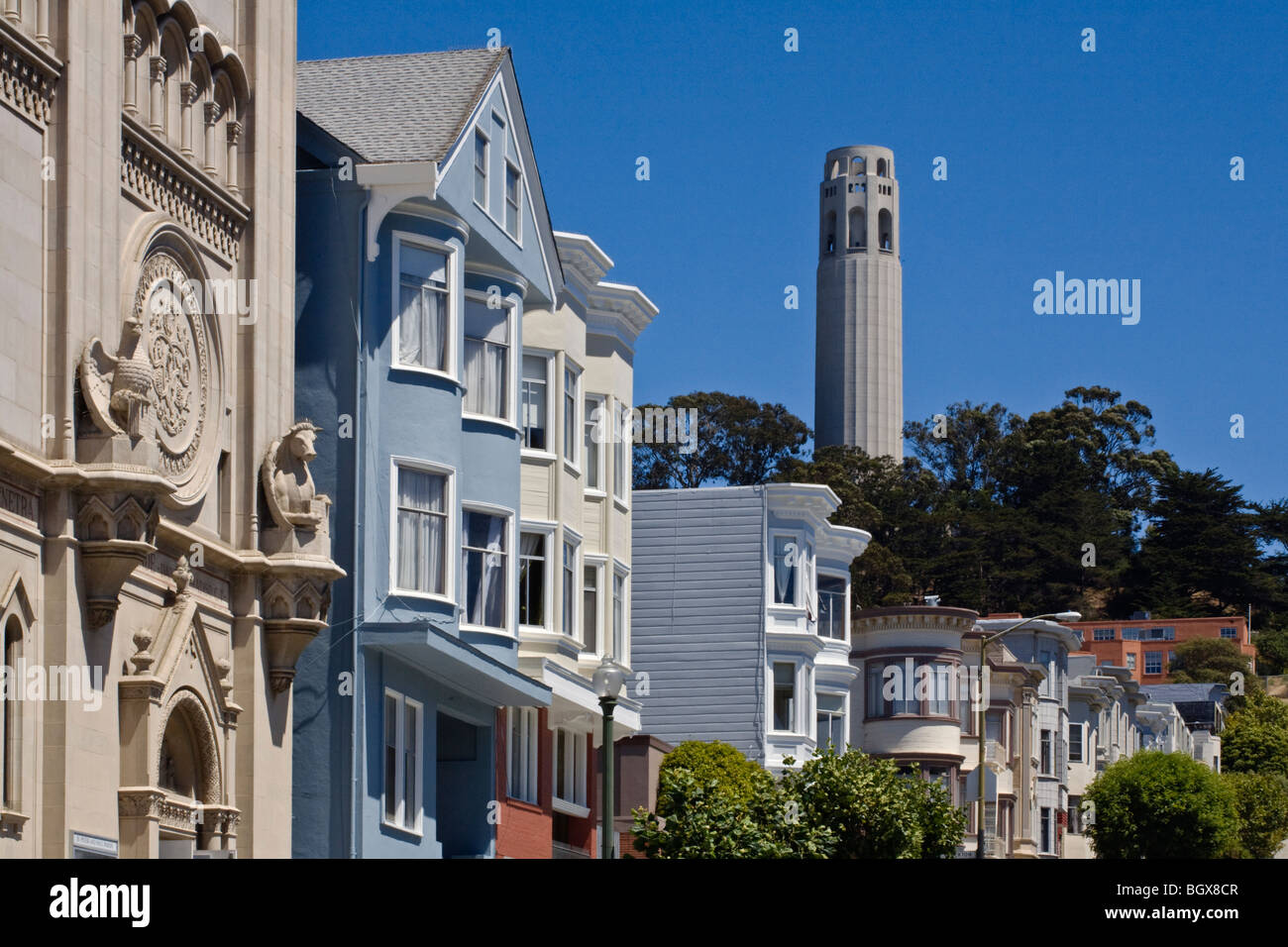 Klassische Häuser, Kirche & COIT TOWER auf FERNSCHREIBER-Hügel aus Nordstrand - SAN FRANCISCO, Kalifornien Stockfoto