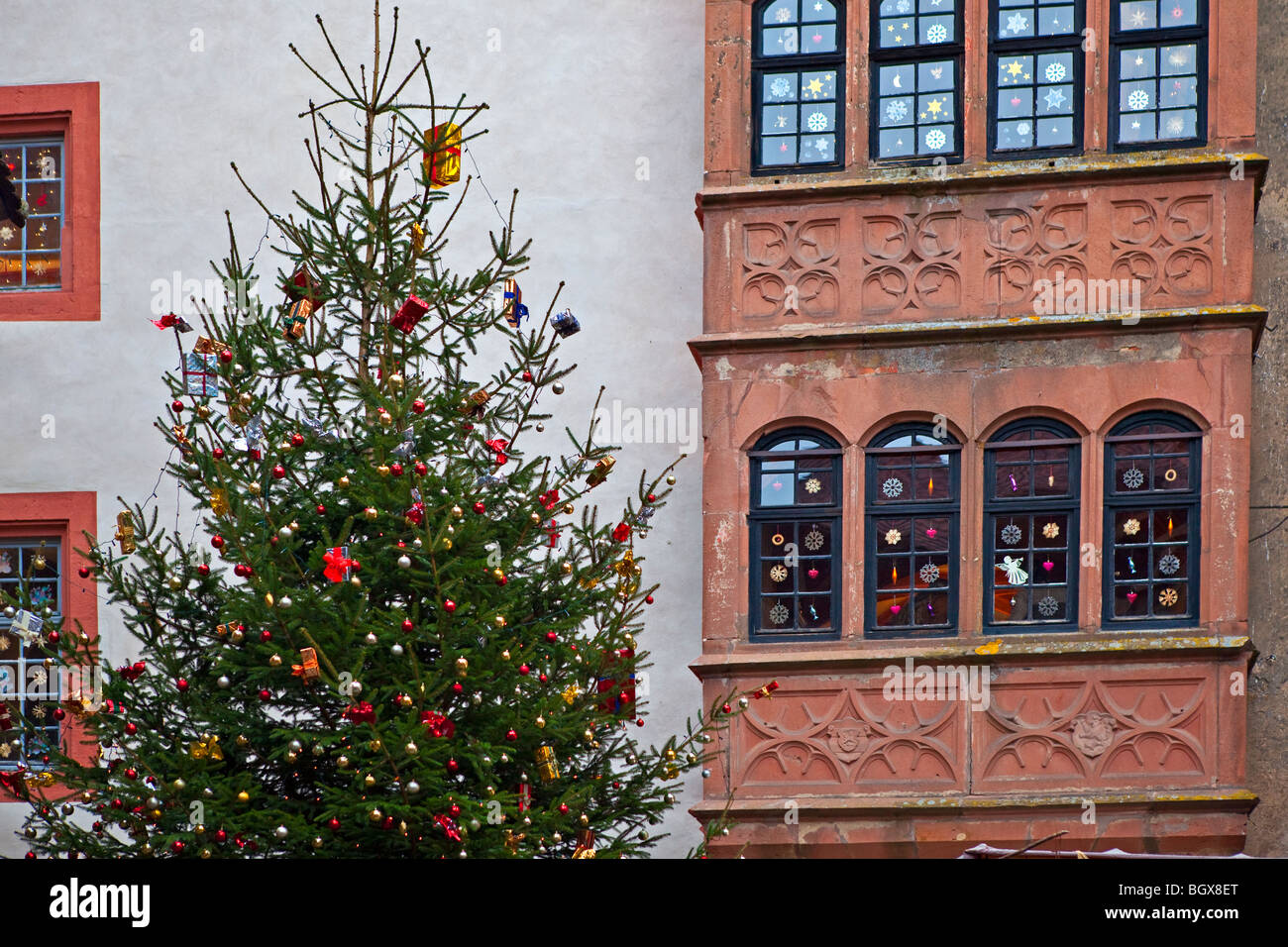 Weihnachtsbaum und verzierte Fenster eines Gebäudes auf dem Gelände der Burg Ronneburg (Burgmuseum), Burg Ronneburg, Ronneburg, H Stockfoto