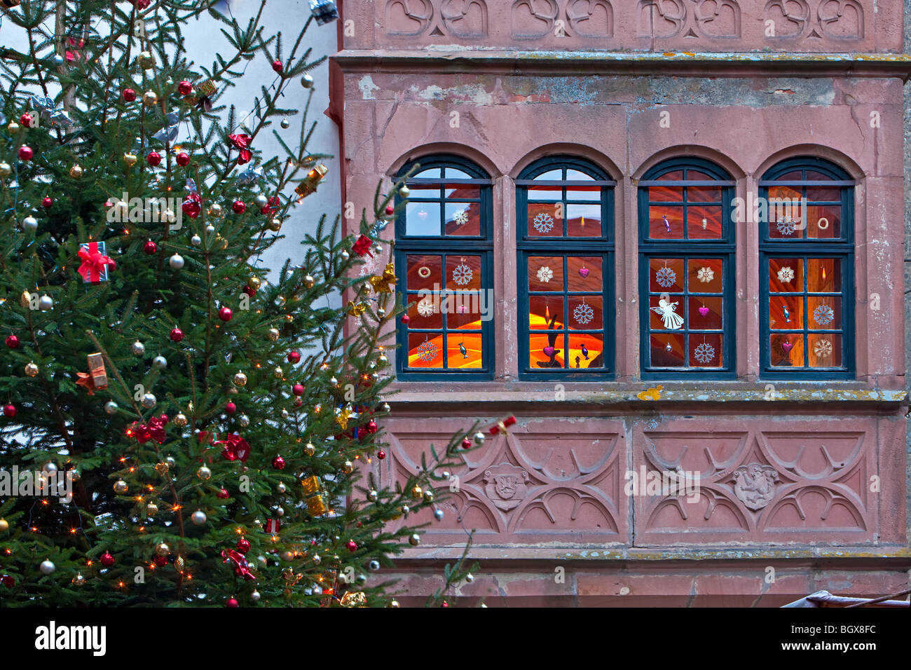 Weihnachtsbaum und verzierten Fenstern eines Gebäudes im Inneren der Burg Ronneburg (Burgmuseum), Burg Ronneburg, Ronneburg, Hessen Stockfoto