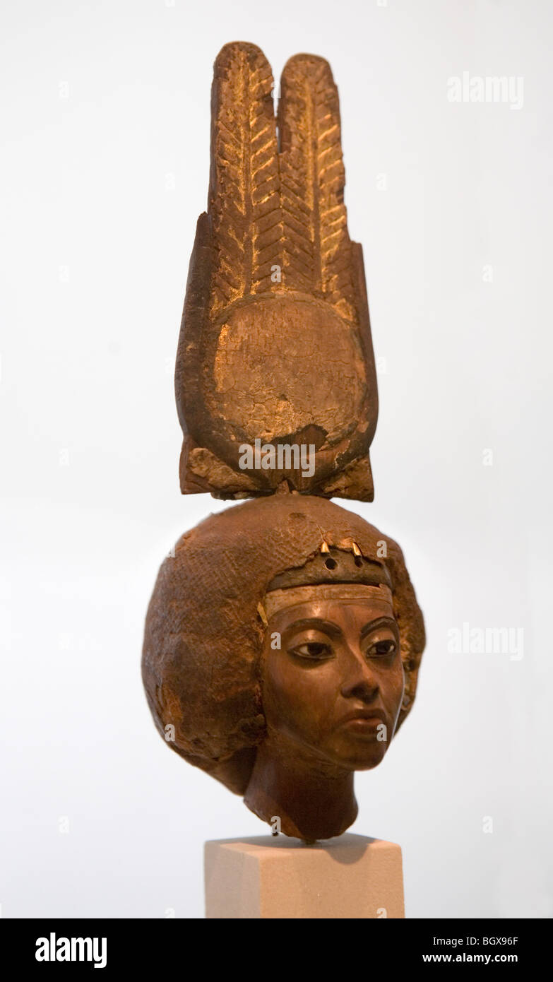 Porträt Kopf der Königin Teye mit gefiederten Headress auf Anzeige im Museum in Berlin-Deutschland Stockfoto