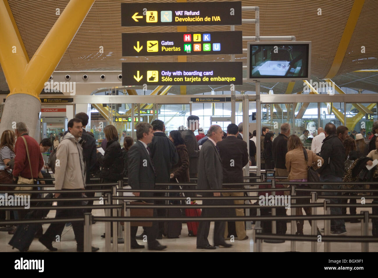 Warteschlange für die Sicherheit am Flughafen Madrid-Barajas, Spanien Stockfoto