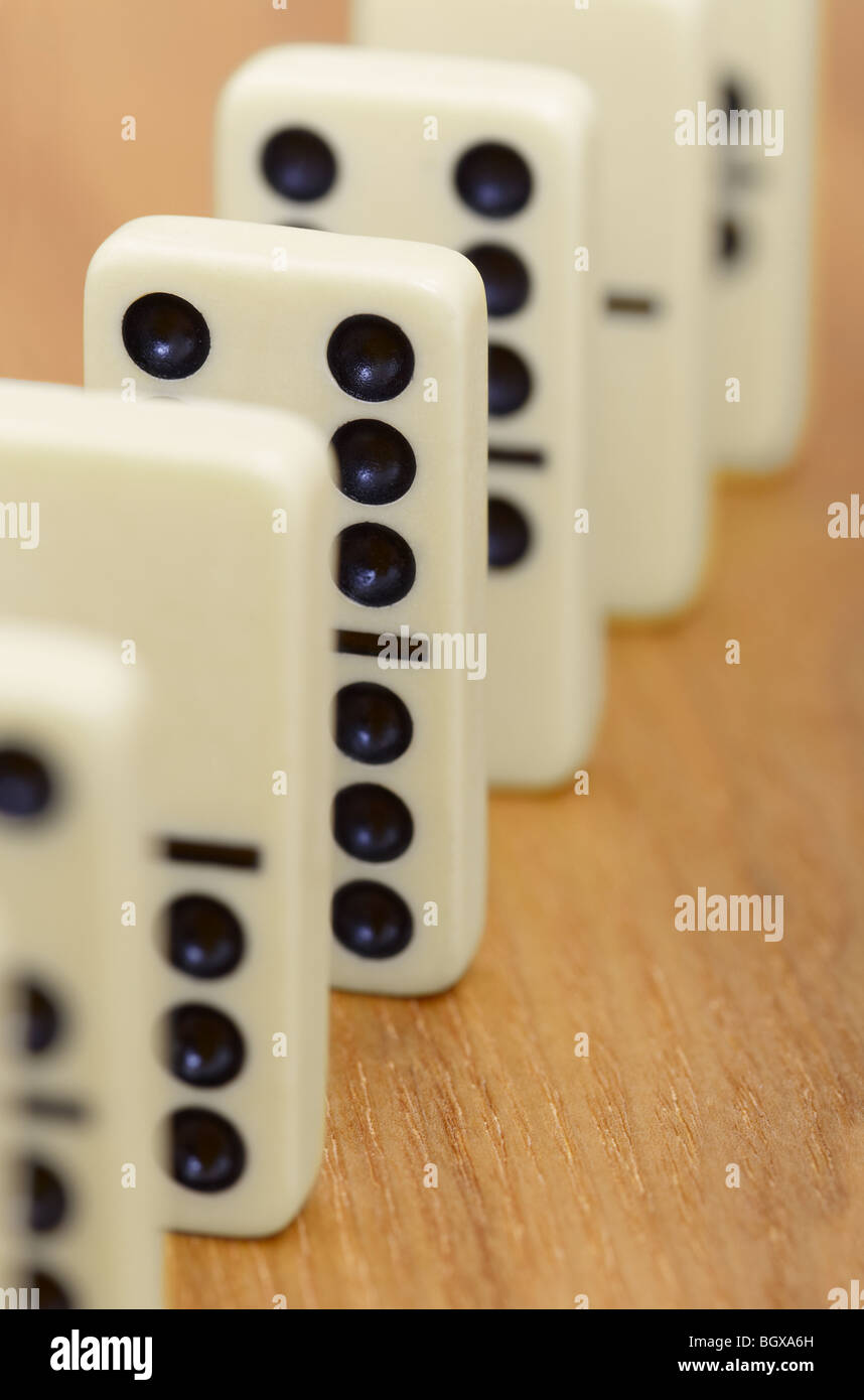 Dominosteine Knochen nebeneinander auf einer Holzoberfläche Stockfoto