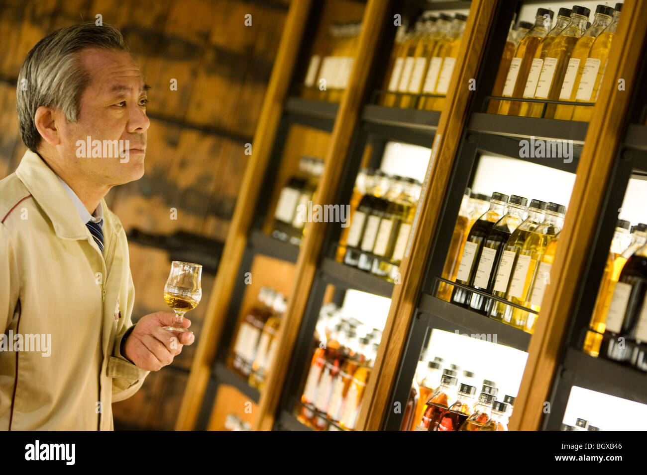 Seiichi Koshimizu, Chief Blender in der Suntory Yamazaki Whisky Destillerie, mit Proben von Whisky in der Yamazaki-Bibliothek Japan. Stockfoto