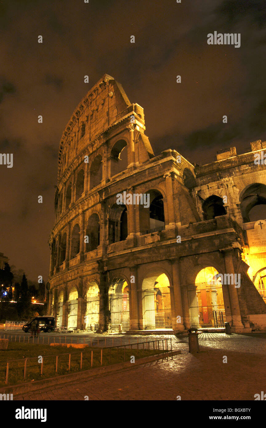 Kolosseum bei Nacht Stockfoto