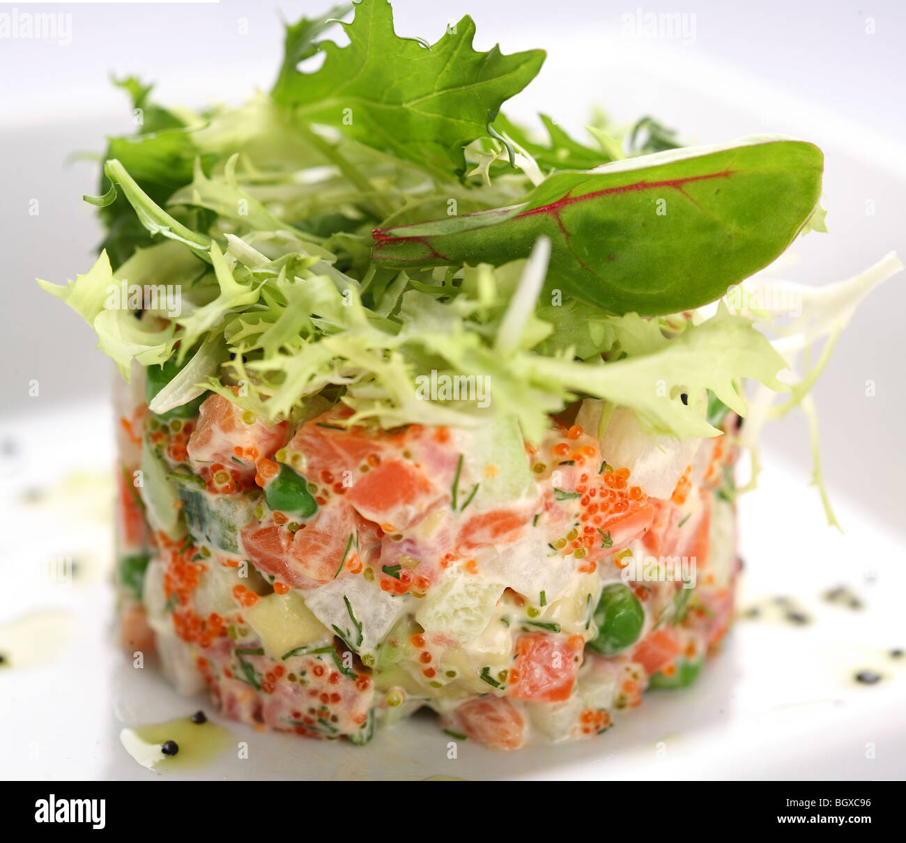 Salat mit Lachs, Kaviar und Rucola auf weißem Hintergrund Stockfoto