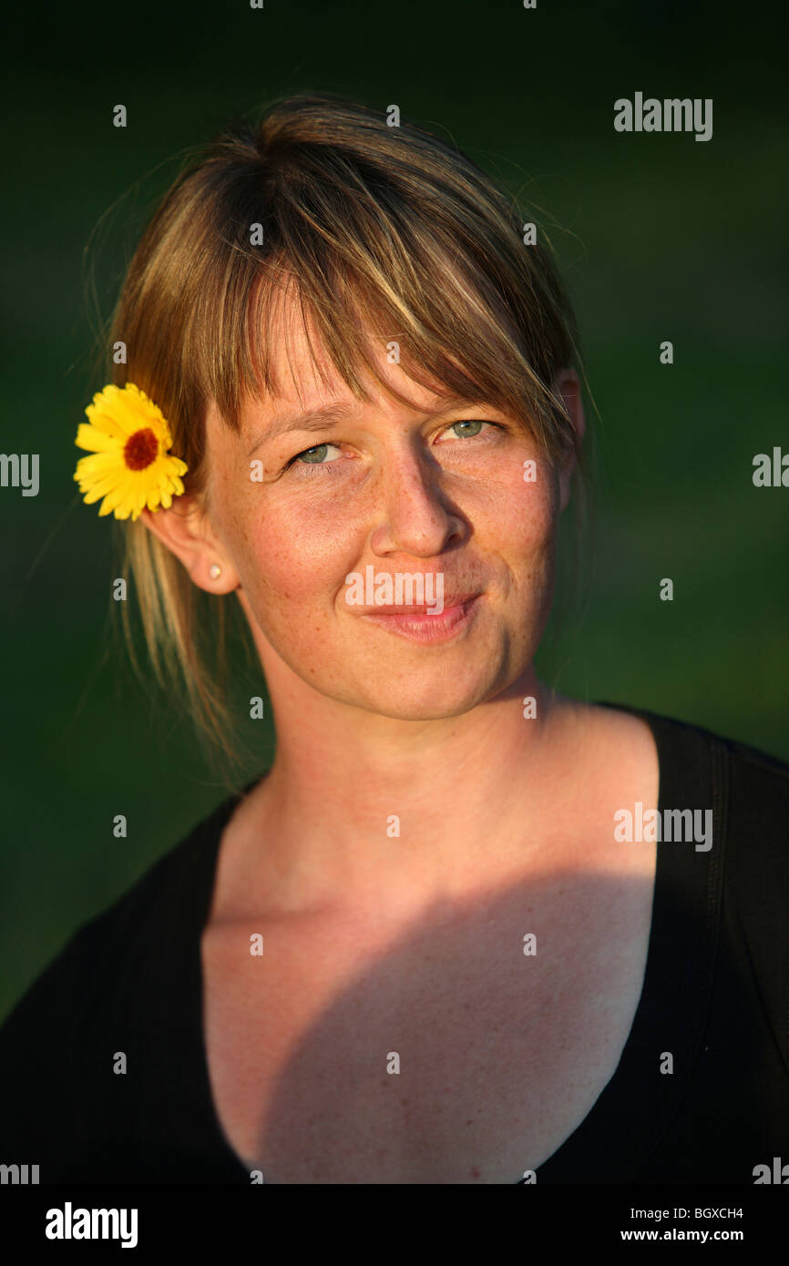 Frau mit einer Blume im Haar Stockfoto