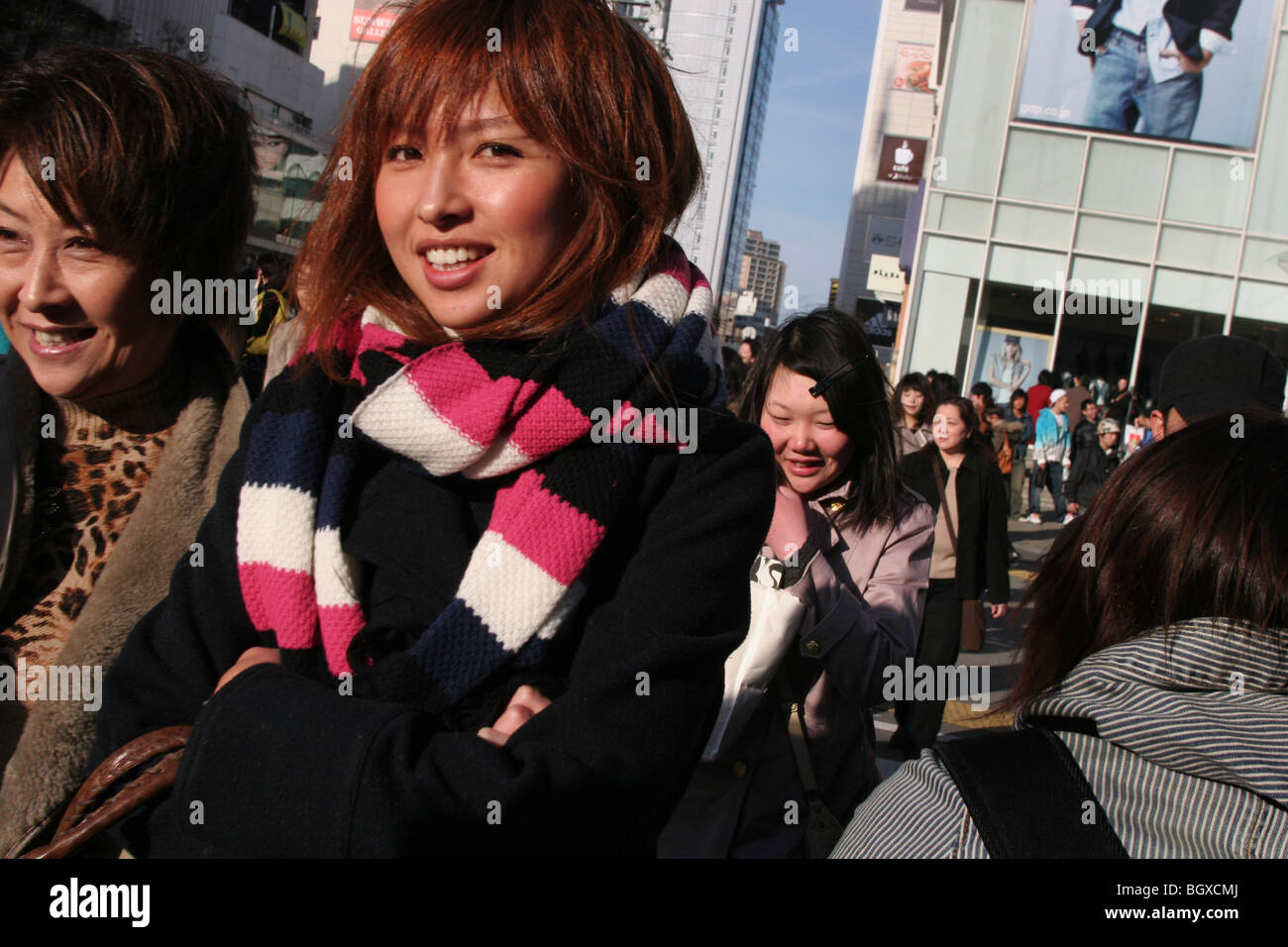 Straßenszenen in Jugendliche modische Bezirk von Shibuya, Tokyo, Japan, auf Freitag, 24. Februar 2006. Stockfoto