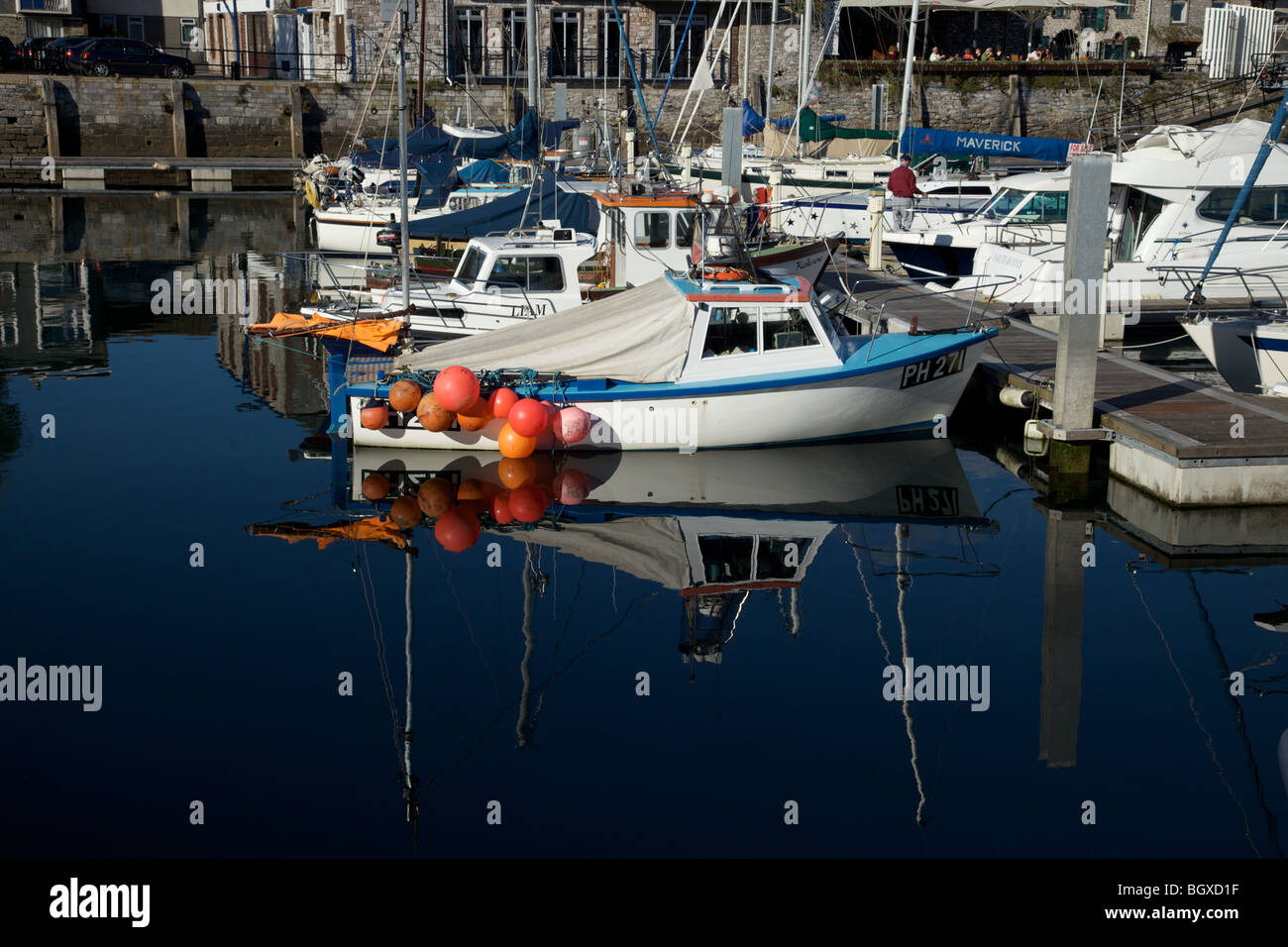 Reflexionen der Krabbe Boot in der Barbican, Plymouth, Devon Stockfoto