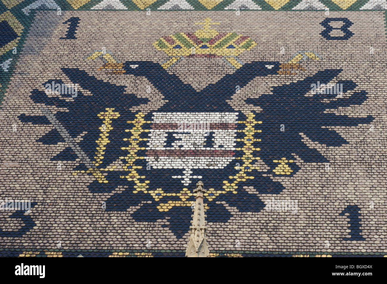 Doppeladler auf dem Dach der Wiener St. Stephen's Kathedrale Stockfoto
