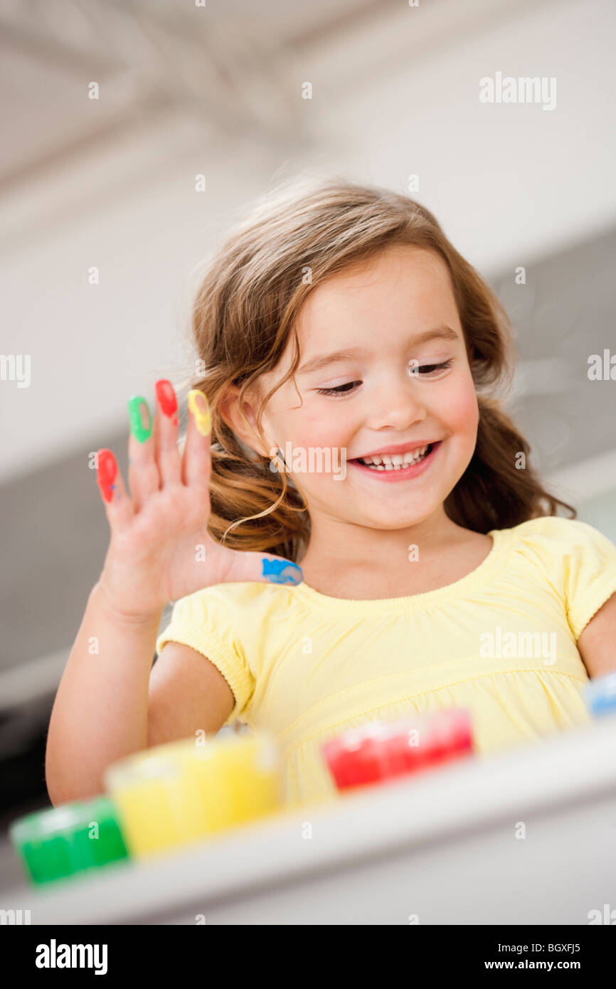 junge Mädchen spielen mit Farben Stockfoto