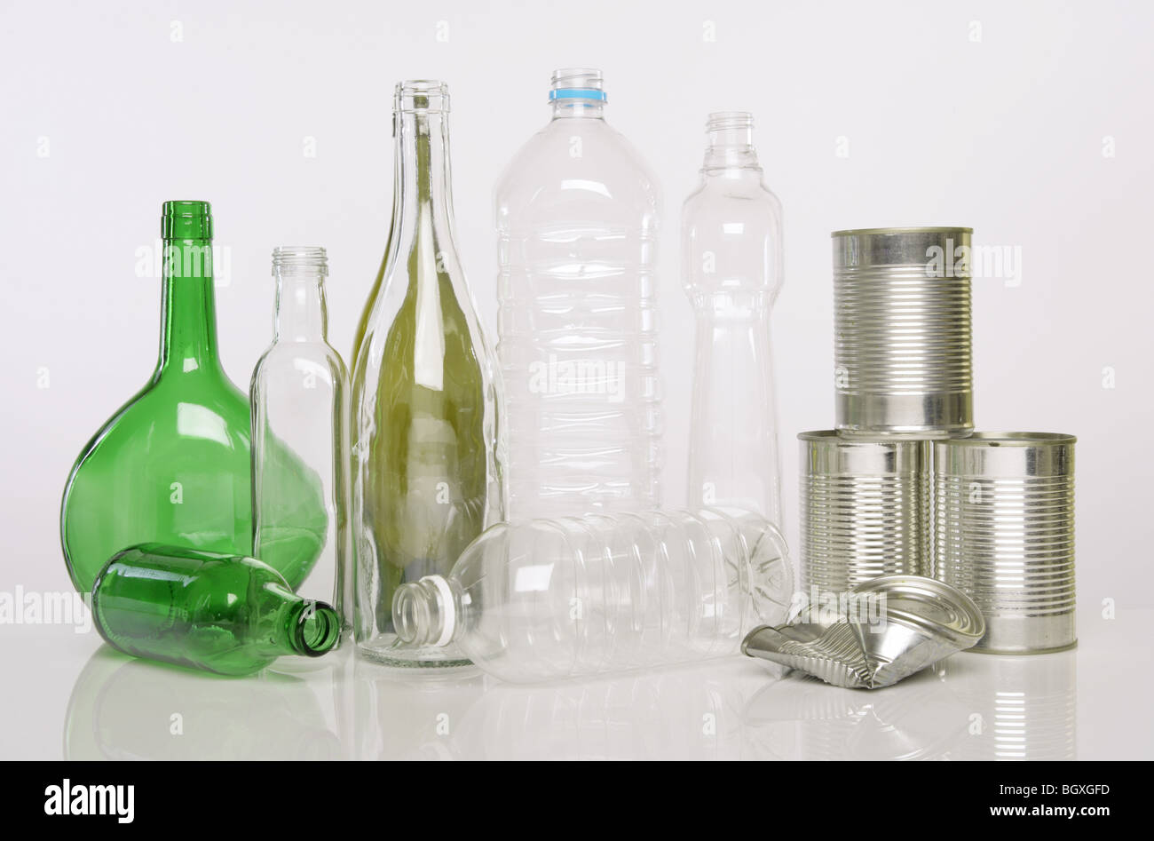 Kunststoff- und Glasflaschen und Blechdosen vor weißem Hintergrund fotografiert Stockfoto