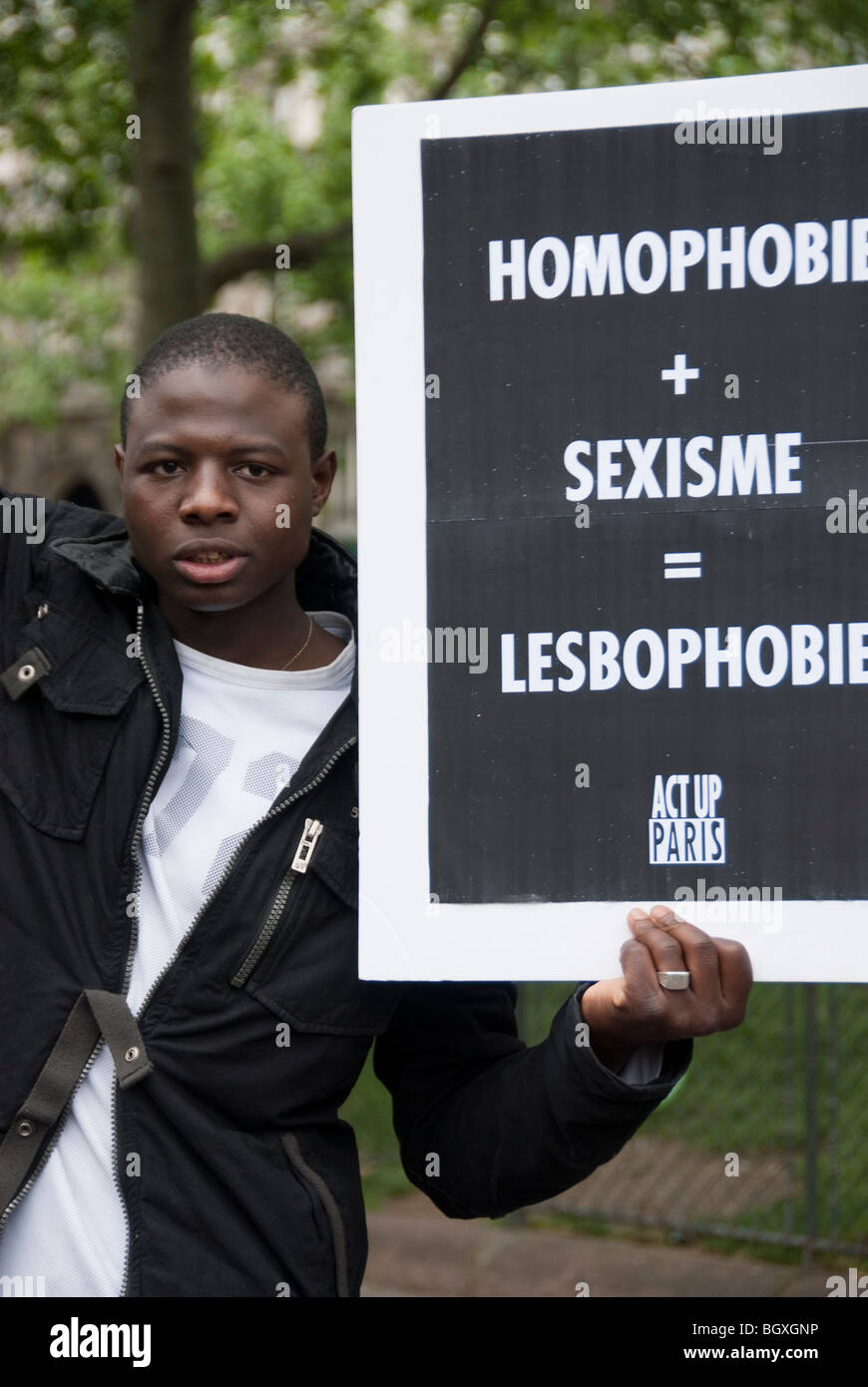 Paris, Frankreich - LGBT-Menschenrechtsaktivisten von Act Up-Paris protestieren gegen Homophobie, schwarzen Jugendaktivismus [Teenager] mit französischem Protestplakat, Slogan, IDAHOT, Protestzeichen Homosexuell Stockfoto