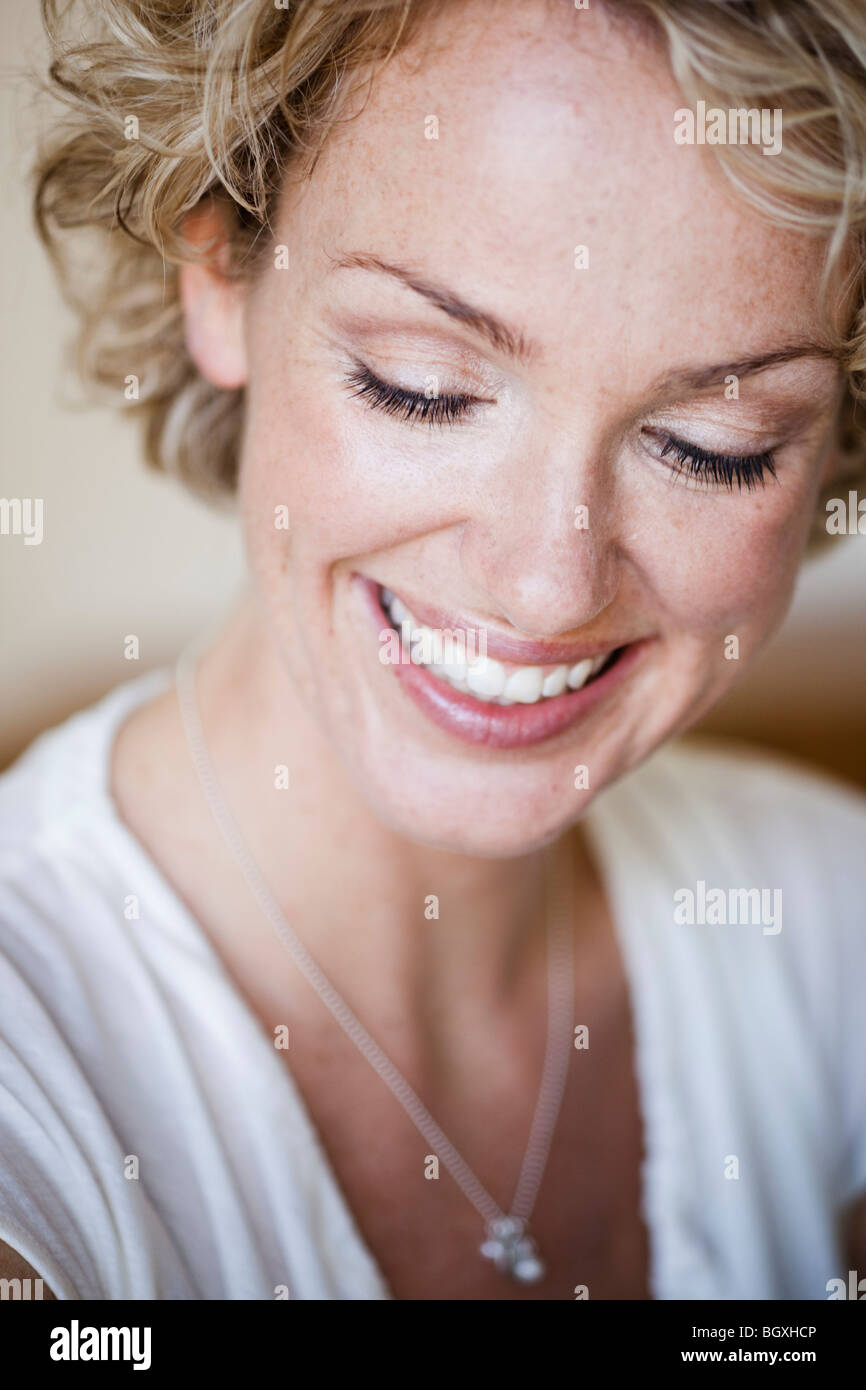 Frau in weißem Hemd lächelnd Stockfoto
