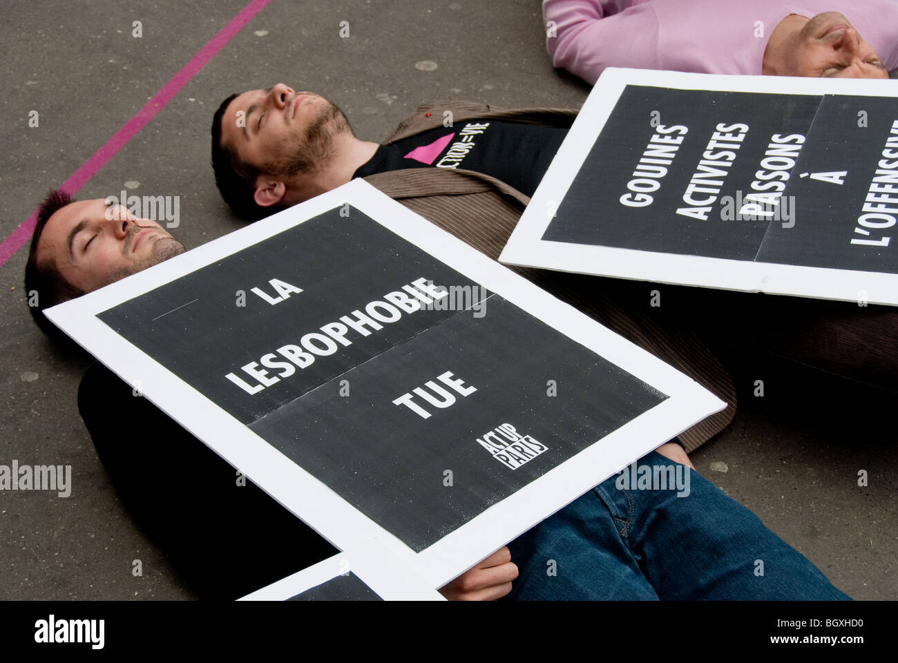 Paris, Frankreich - Gay-Rights-Aktivisten des Act up-Paris protestieren gegen Homophobie, Lesbophobie, Militanten, die sich auf Gehsteig legen, IDAHOT Day Freiwillige in Europa, Jugendliche protestieren, Act Up Poster Stockfoto