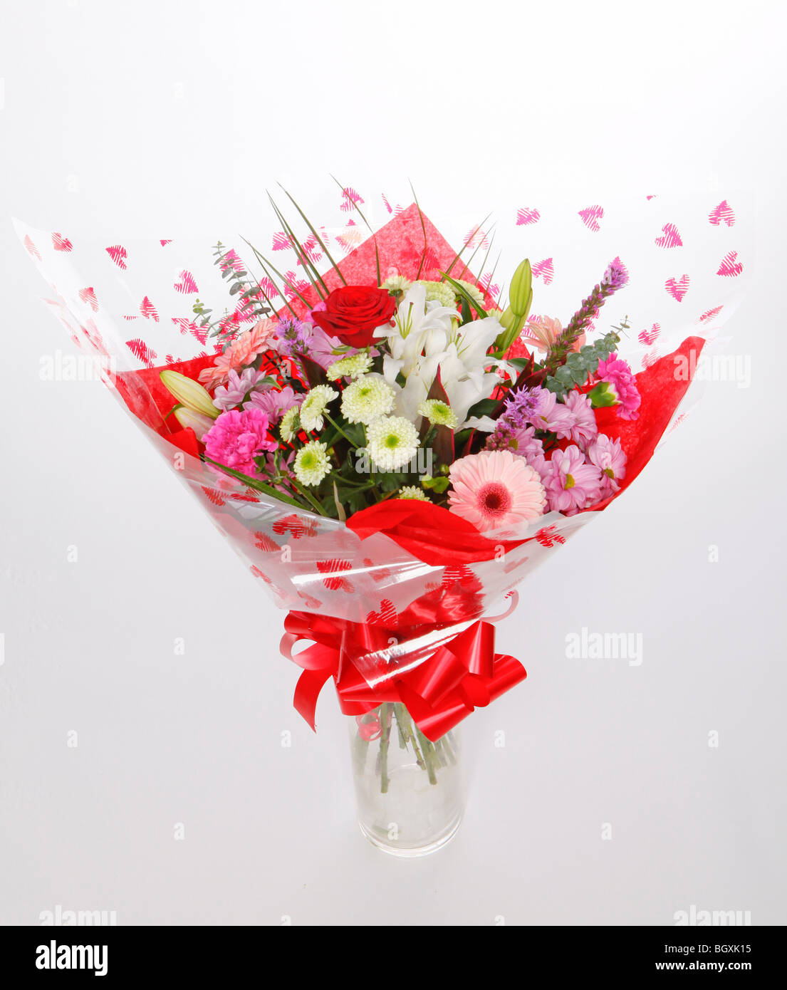 Ein Strauß Blumen auf weißem Hintergrund Stockfoto