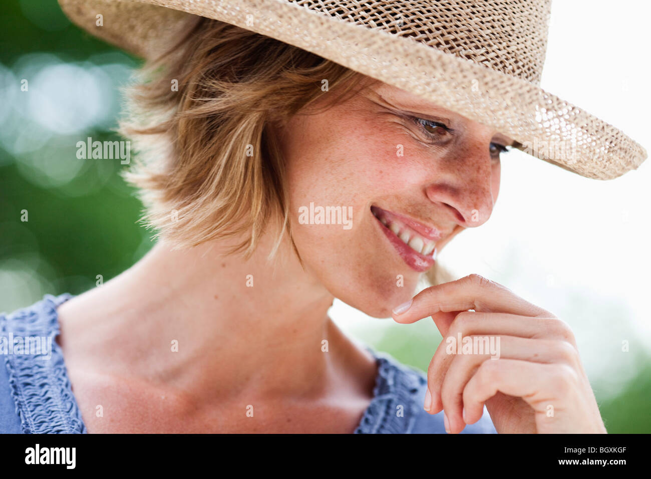 Frau mit Hut lächelnd Stockfoto