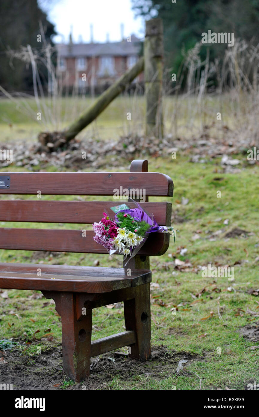 Holzsitz mit Blumenstrauß Stockfoto