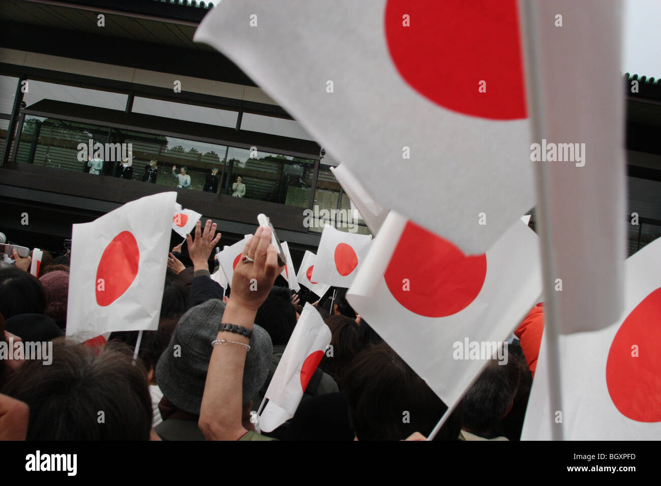 Die japanische kaiserliche Familie erscheinen auf Balkon des Kaiserpalastes, die Öffentlichkeit unten, um das neue Jahr 2007 begrüßen zu begrüßen. Stockfoto