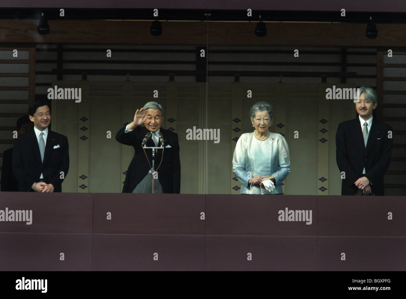 Japanische kaiserliche Familie erscheinen auf dem Balkon des kaiserlichen Palastes begruesse das Publikum unten, Japan, 2007. Stockfoto