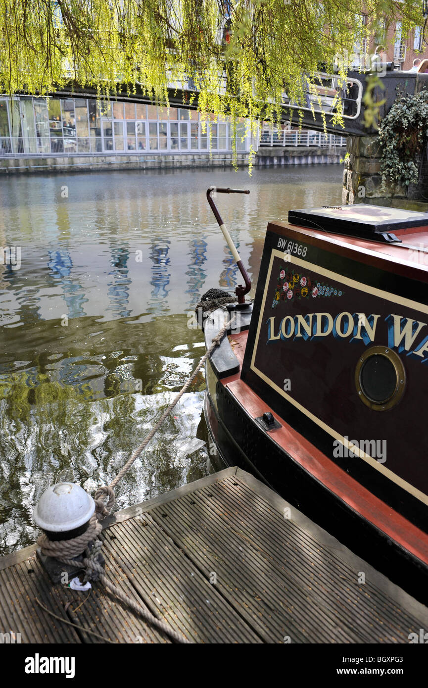 Longboat vertäut am Camden lock London Vereinigtes Königreich Stockfoto