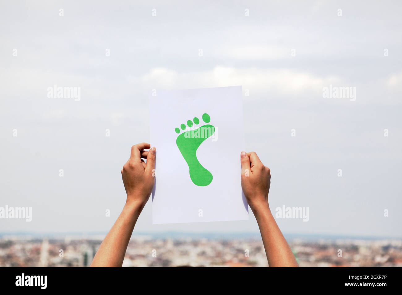 Frau mit grünem Papier Fuß Stockfoto