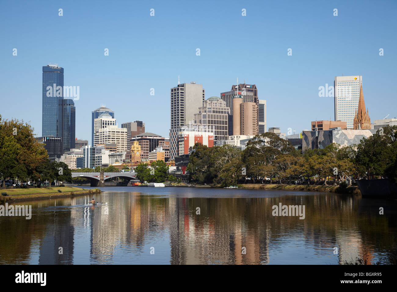 Skyline der Stadt spiegelt sich in den Yarra River, Melbourne, Victoria, Australien Stockfoto