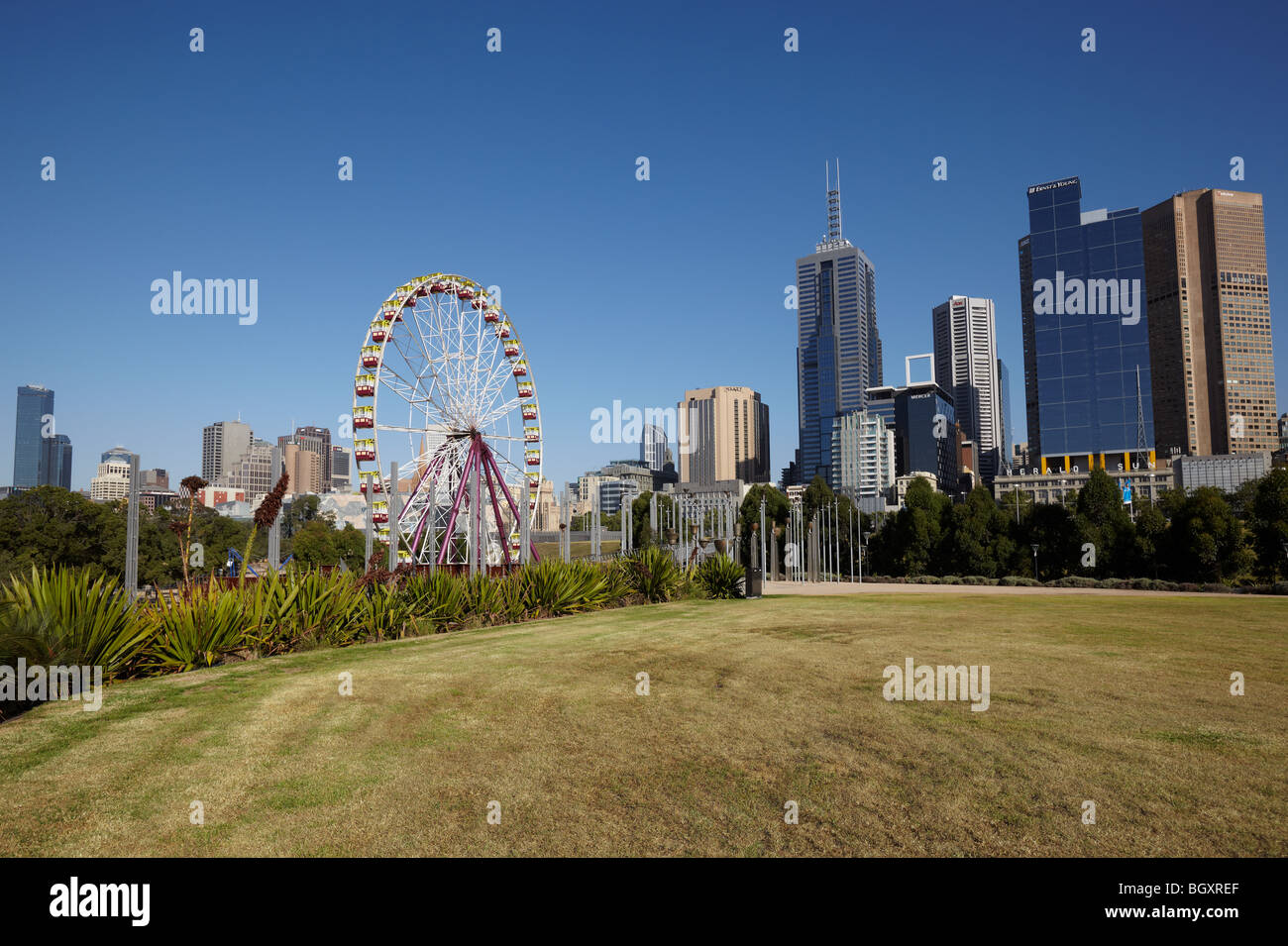 Skyline der Stadt und Riesenrad aus Birrarung Marr, Melbourne, Victoria, Australien Stockfoto