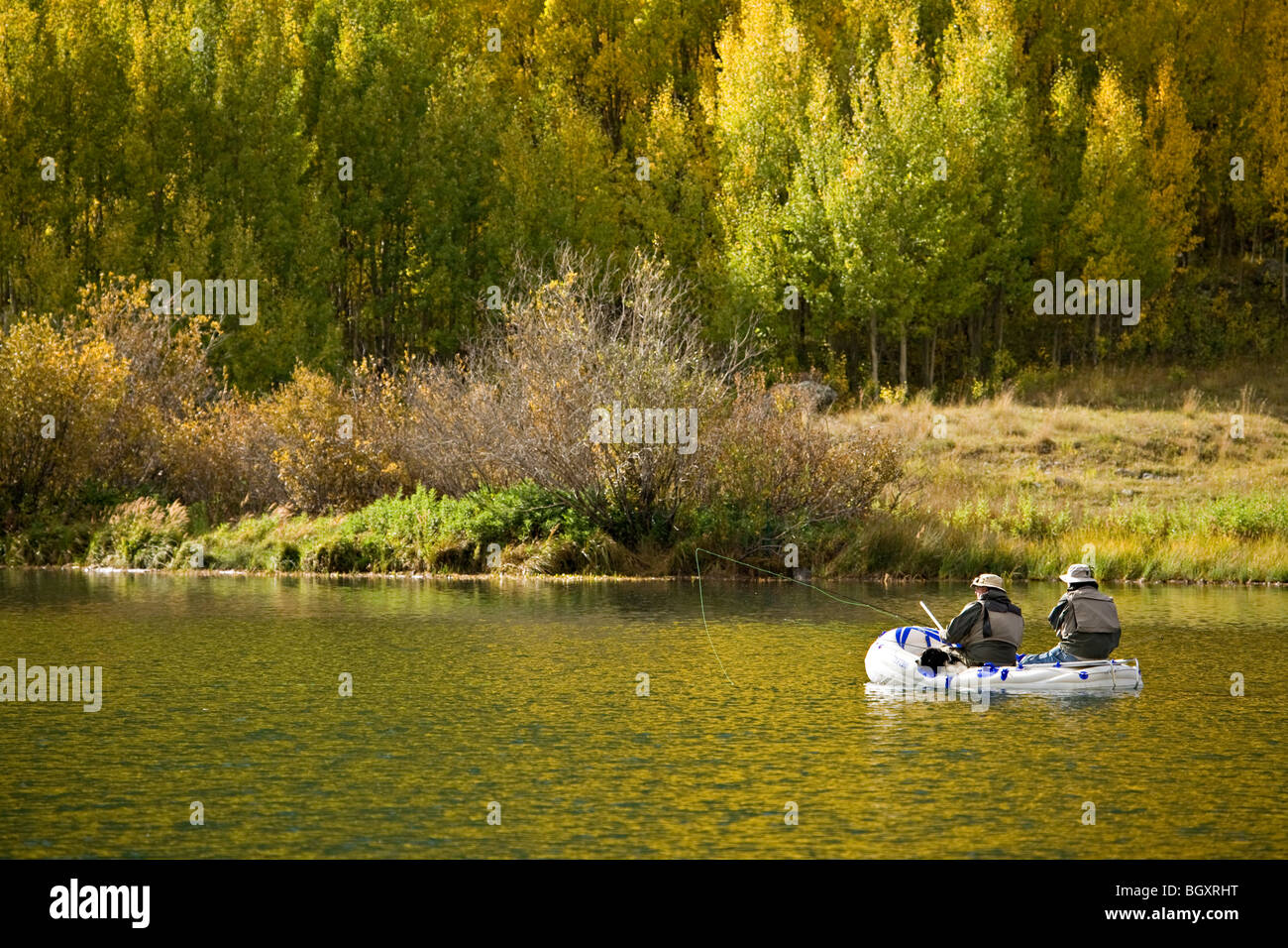 Zwei Erwachsene Männer Angeln in Crystal Lake im Herbst in der Nähe von Ouray, Colorado Stockfoto