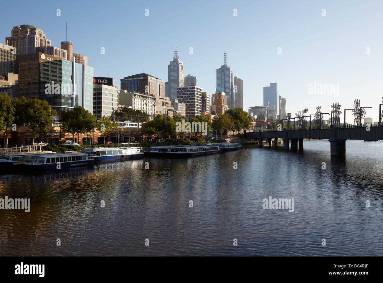 Am frühen Morgen Blick auf die Skyline der Stadt und Sandridge Bridge über den Yarra River, Melbourne, Victoria, Australien Stockfoto