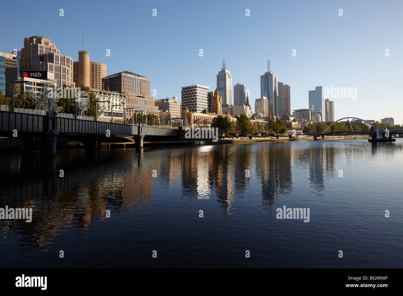 Am frühen Morgen Reflexionen der Skyline der Stadt und Sandridge Bridge im Fluss Yarra Melbourne, Victoria, Australien Stockfoto