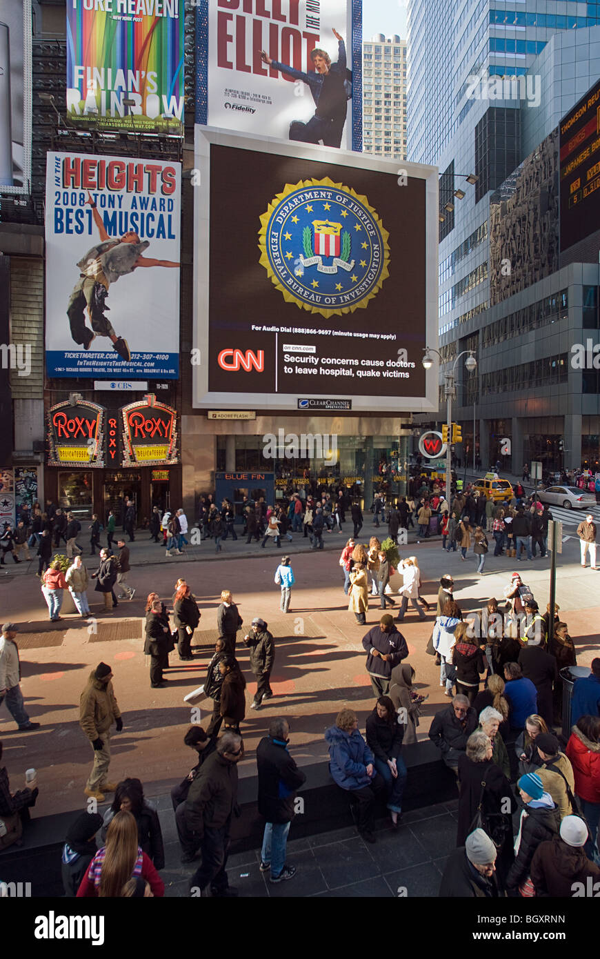 Ein Plakat zeigt, dass des FBI meistgesuchten ist am Times Square in New York gesehen. Stockfoto