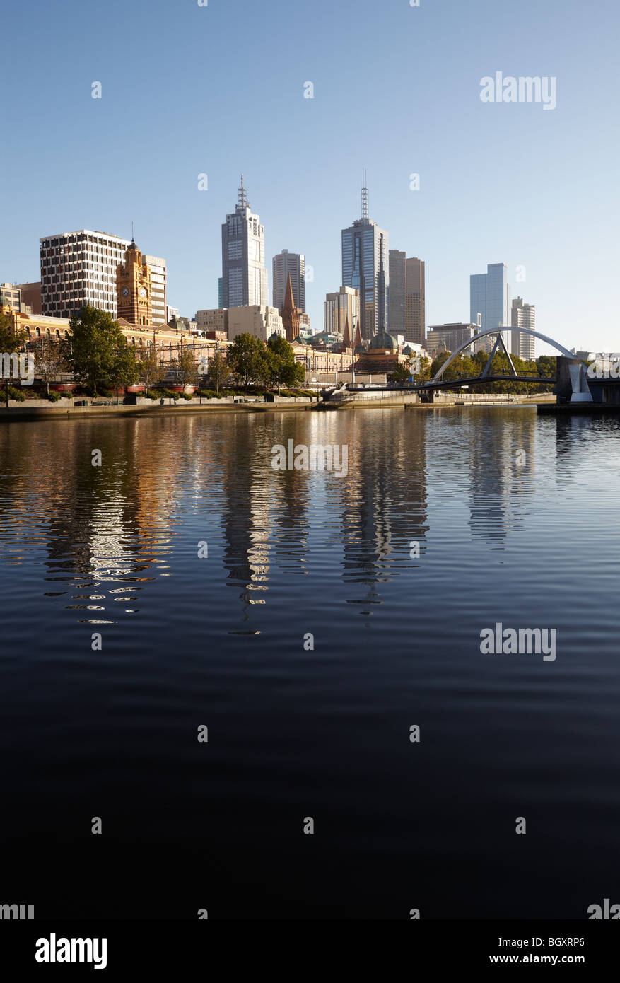 Am frühen Morgen Reflexionen über die Skyline der Stadt in den Yarra River, Melbourne, Victoria, Australien Stockfoto