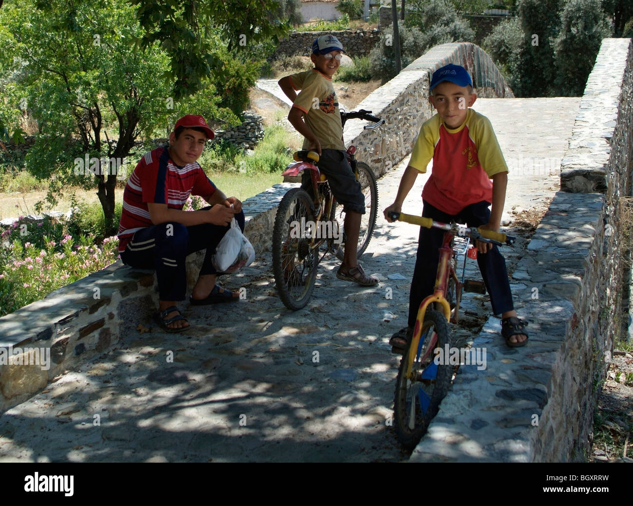 junge türkische Dorf Jungs sitzen im Schatten Stockfoto
