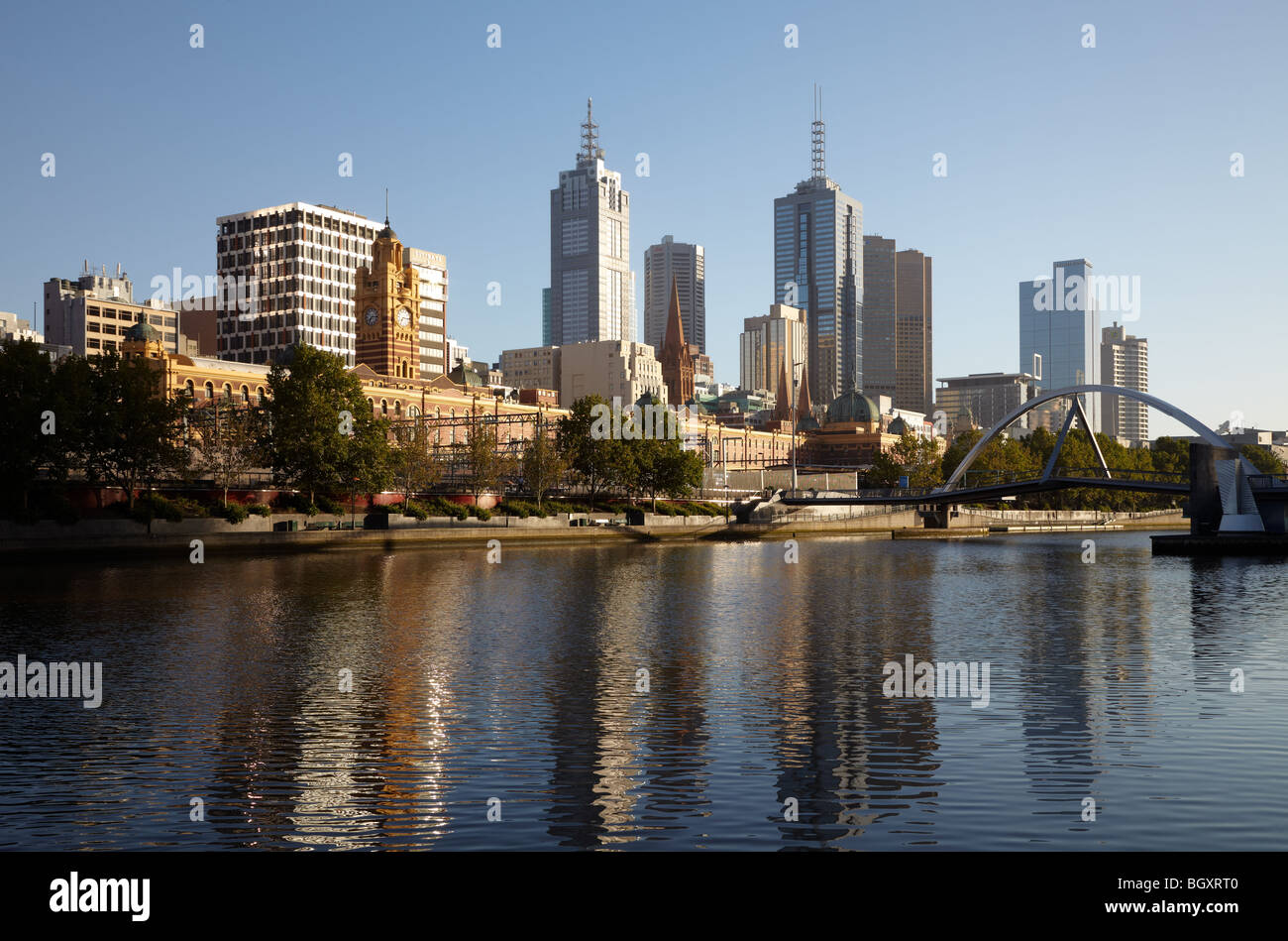 Am frühen Morgen Reflexionen über die Skyline der Stadt in den Yarra River, Melbourne, Victoria, Australien. Stockfoto