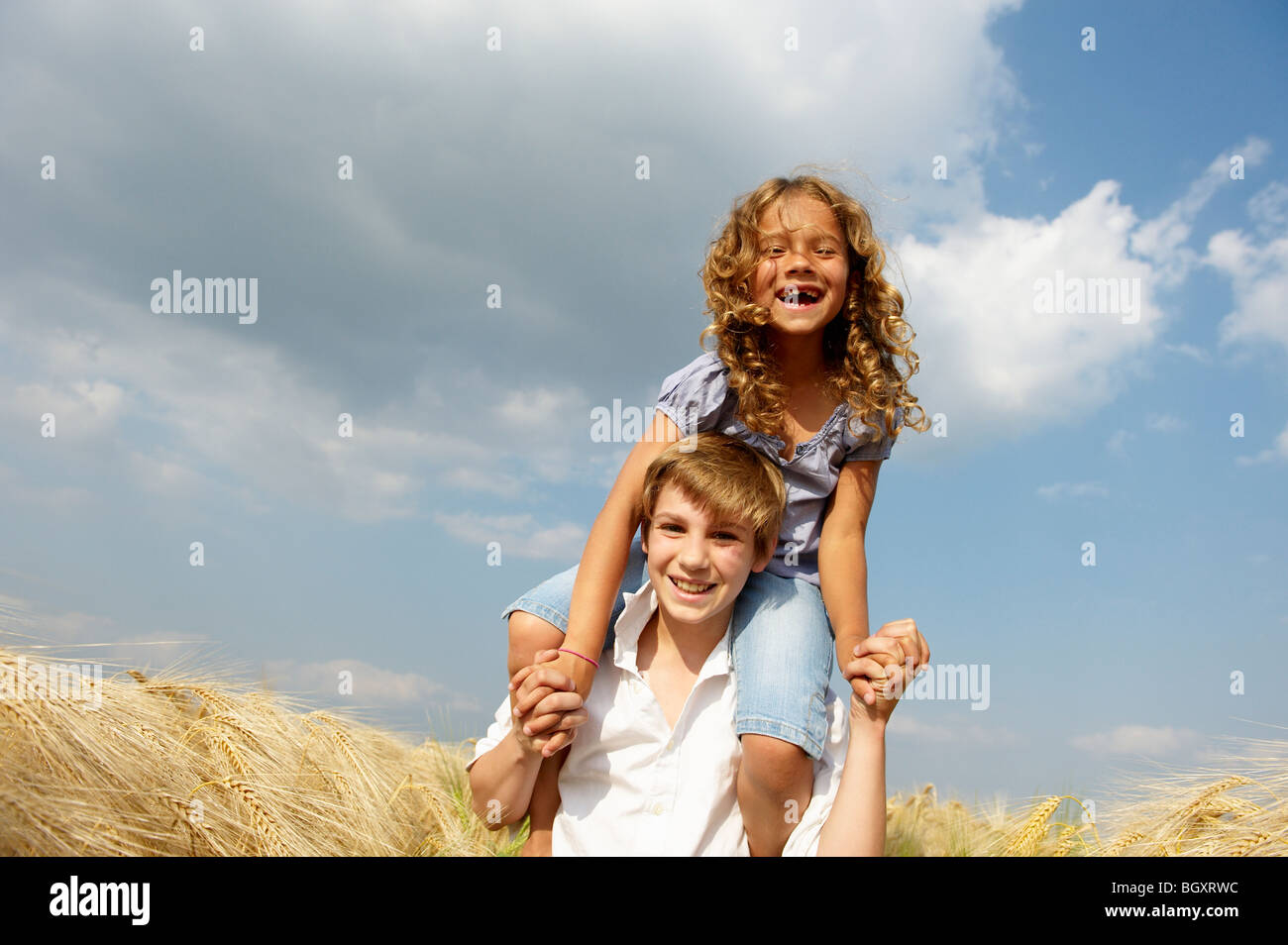 Bruder und Schwester in einem Weizenfeld Stockfoto