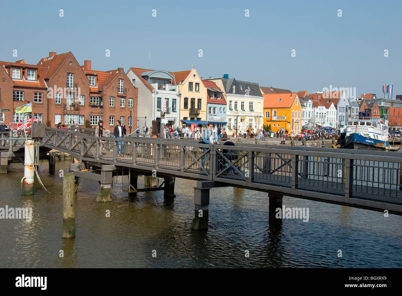 Häuserzeile am Hafen mit Brücke Stockfoto