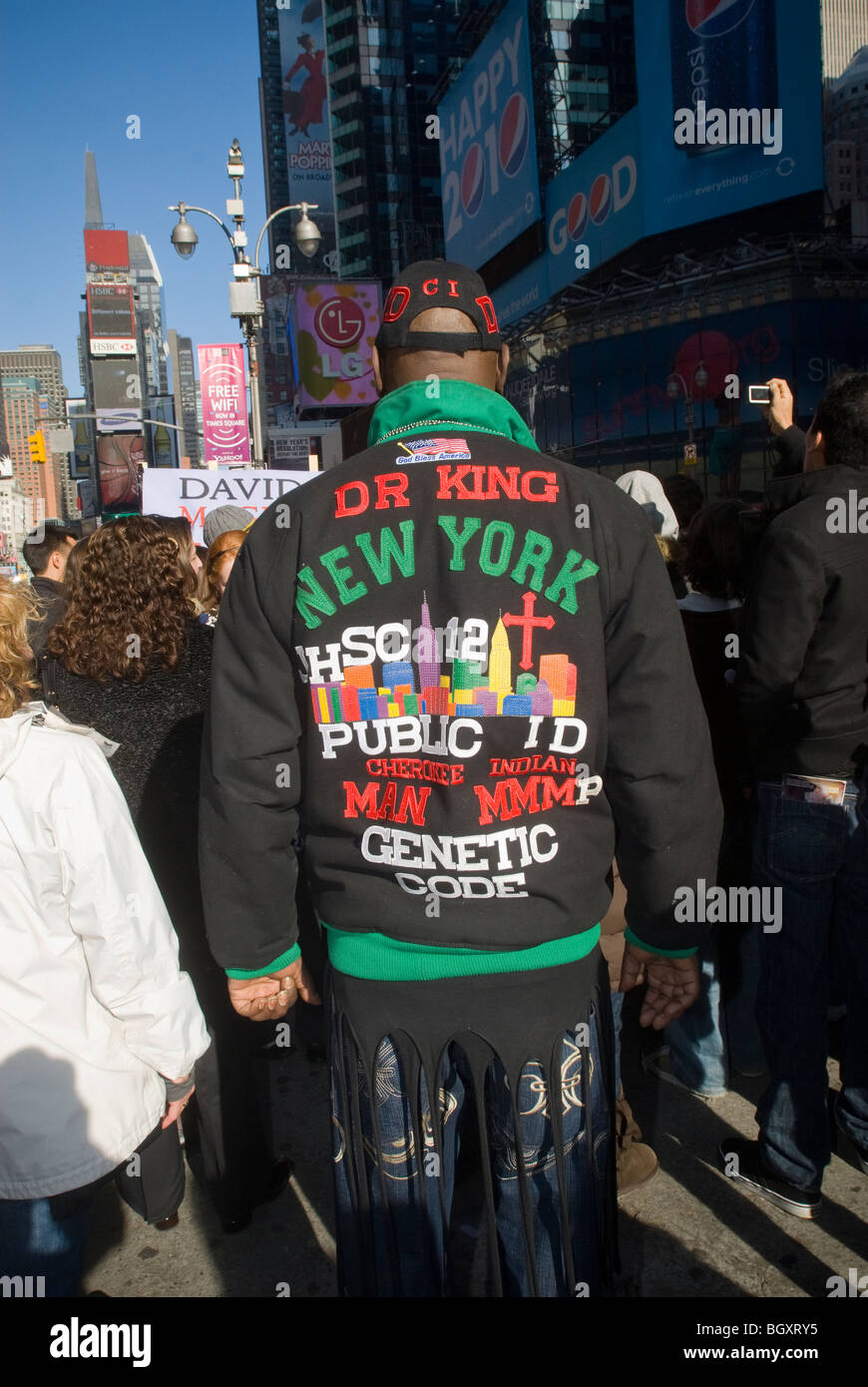 Ein Mann auf dem Times Square trägt eine individuelle Jacke mit einer Nachricht, es ist unklar, welche Botschaft genau Stockfoto