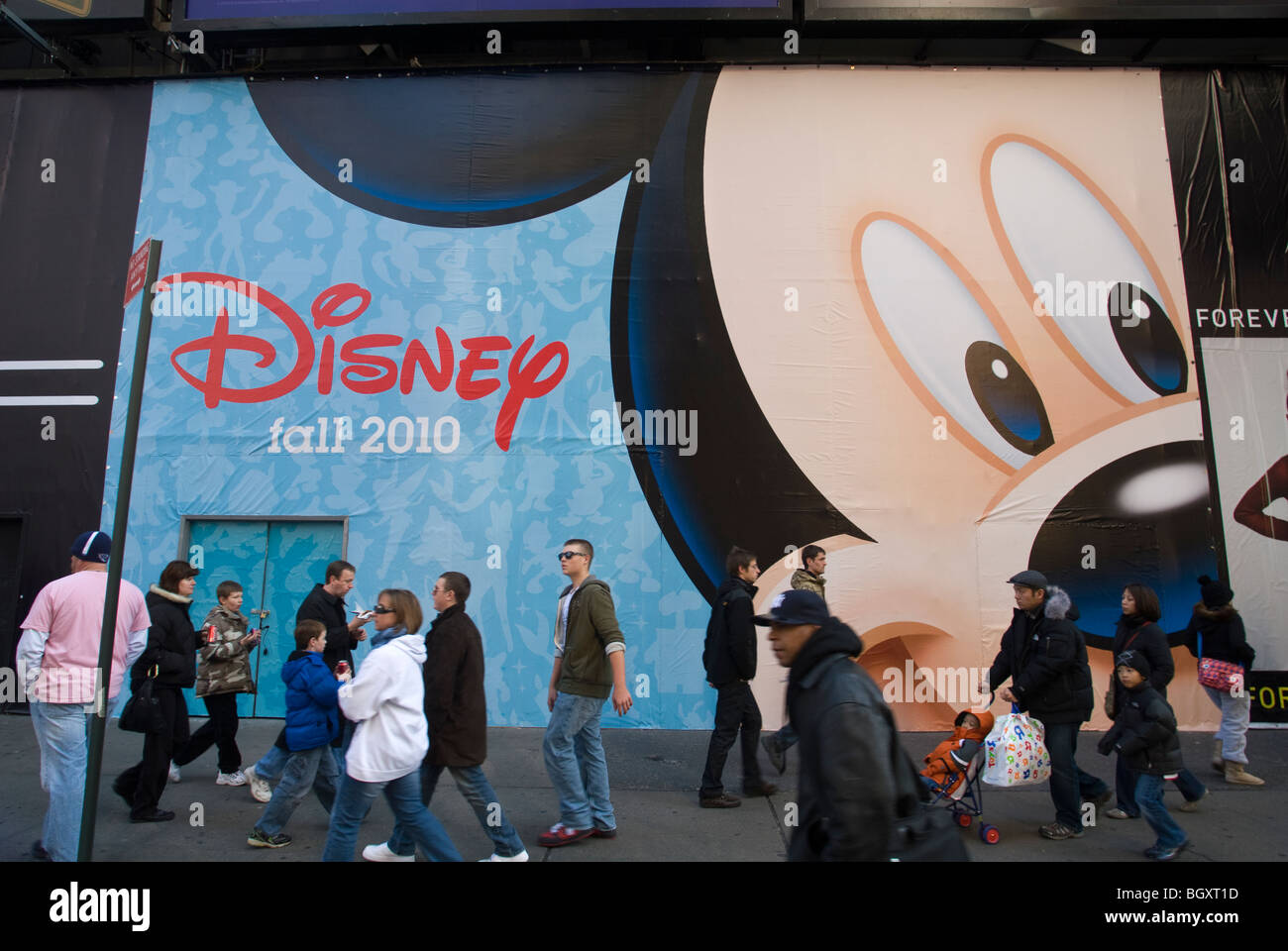 Signage kündigt die Ankunft eines neuen Disney-Store am Times Square in New York Stockfoto