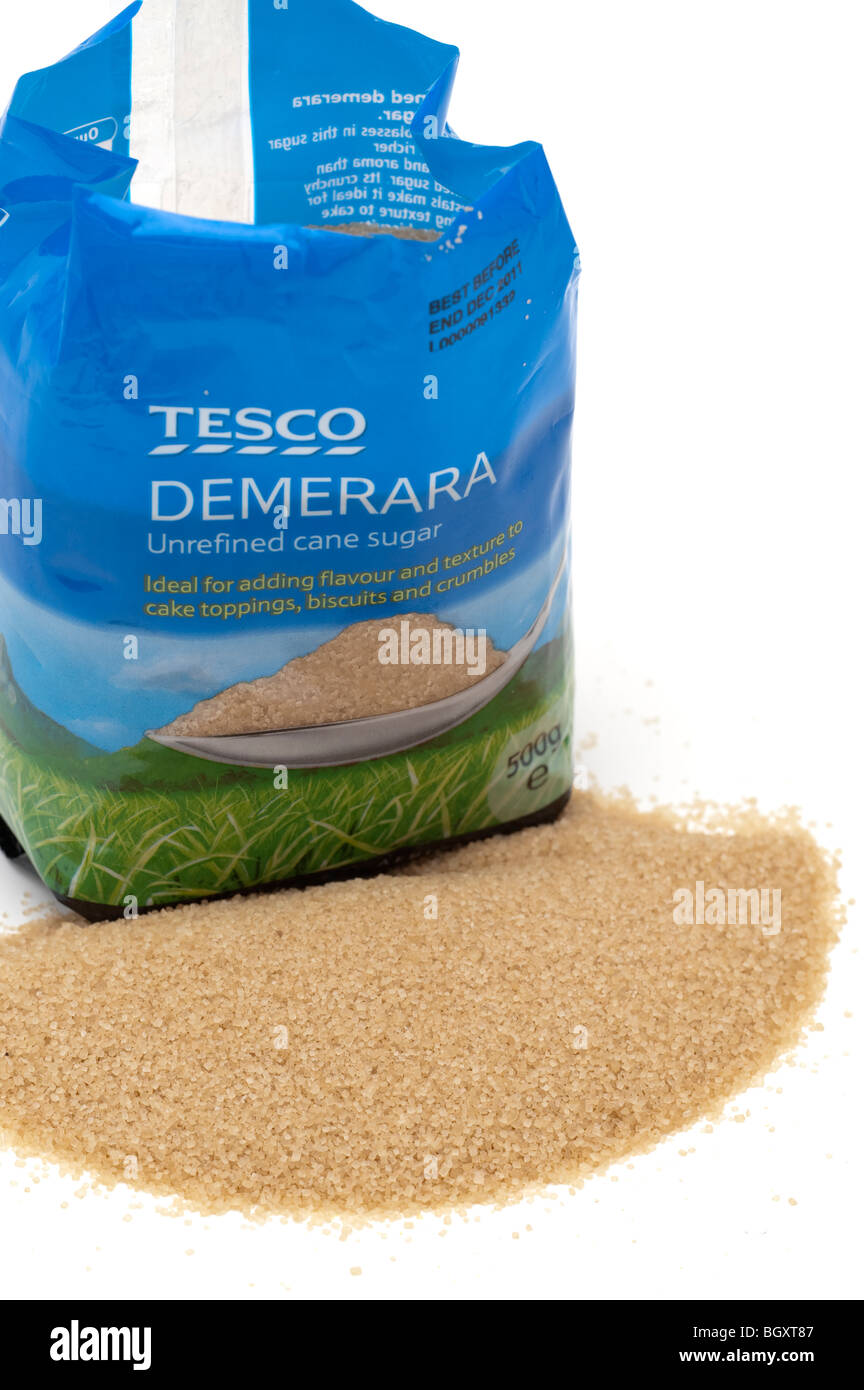 Tasche von Tesco Demerara Zucker verschüttet auf eine weiße Fläche. Stockfoto