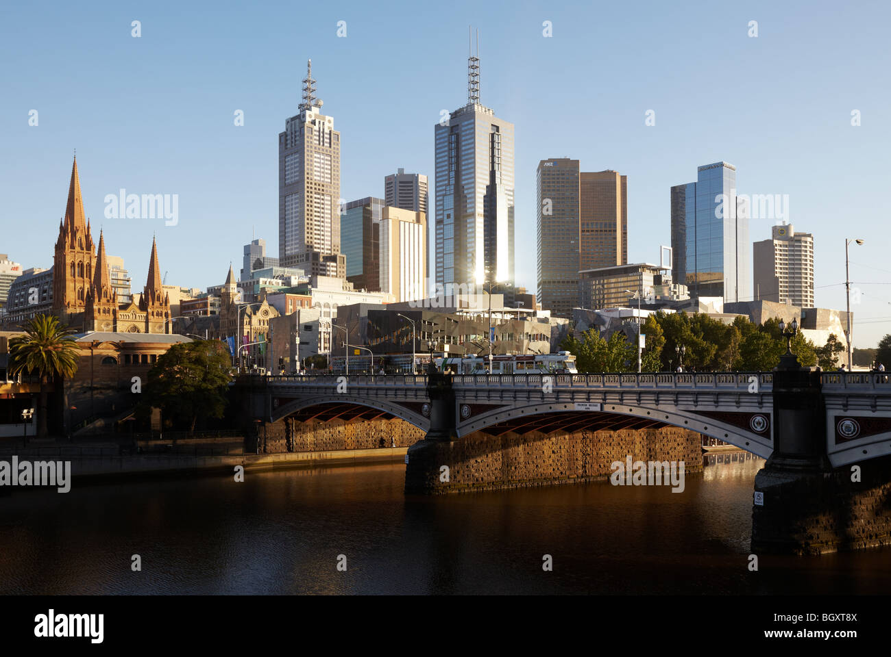 Princes Bridge und die Skyline der Stadt in der Dämmerung Melbourne, Victoria, Australia Stockfoto