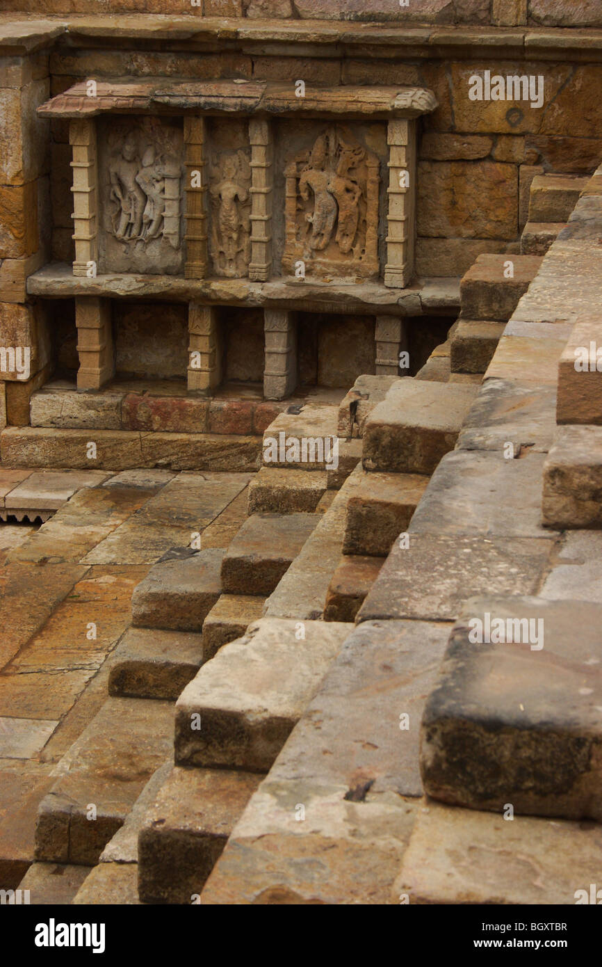 Schritte und Idole in "Rani Ki Vav"; ein Stufenbrunnen in Patan Stockfoto Schritte und Idole in "Rani Ki Vav"; ein Stufenbrunnen in Patan Stockfoto