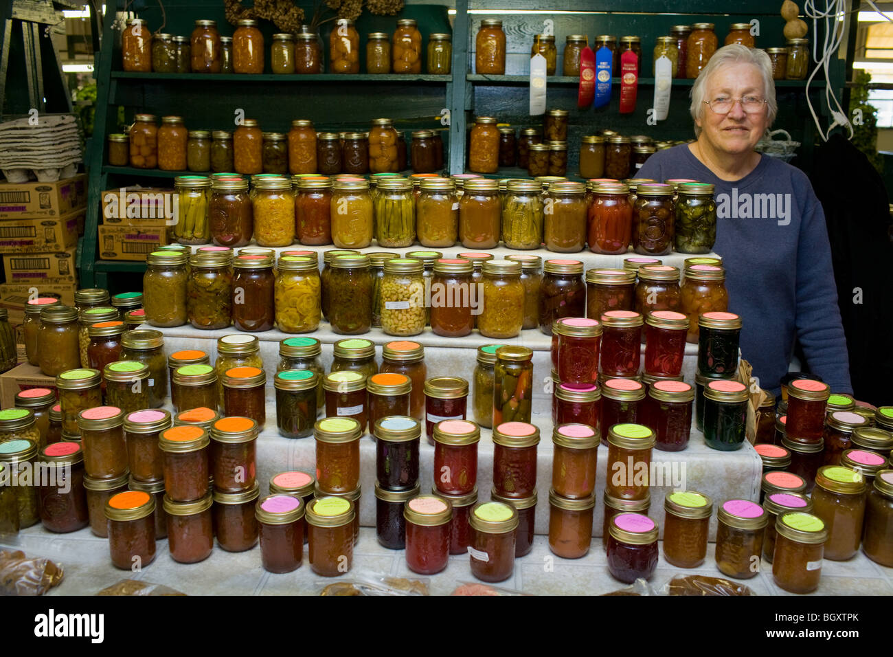Frau verkaufen Konserven waren am Bauernmarkt in Montgomery, Alabama Stockfoto