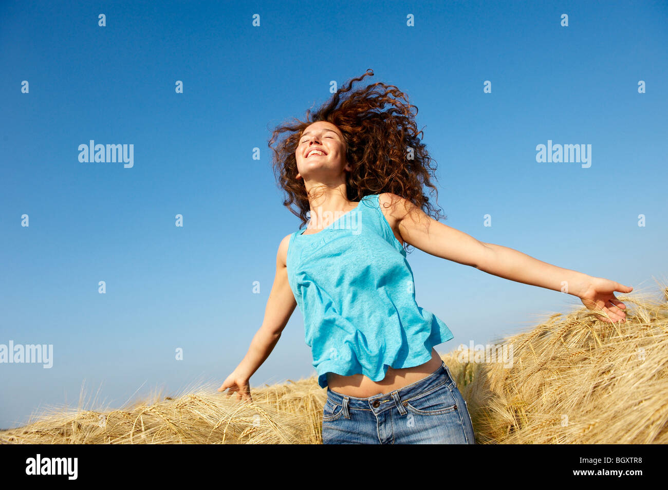 Frau zu Fuß in einem Weizenfeld Stockfoto