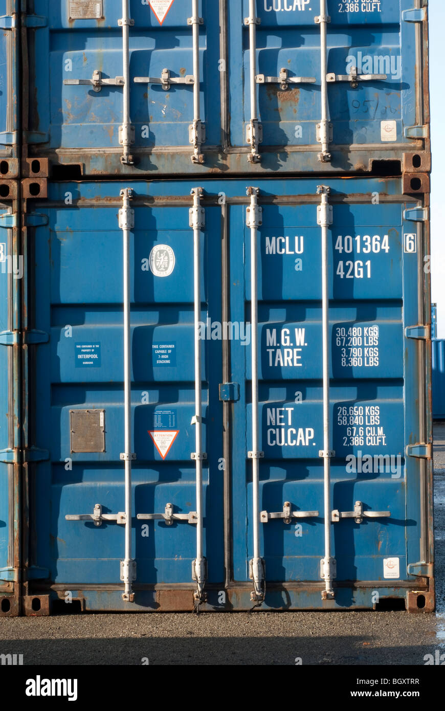 blaue TEU Schiffe Container gestapelt im Sonnenlicht Stockfoto
