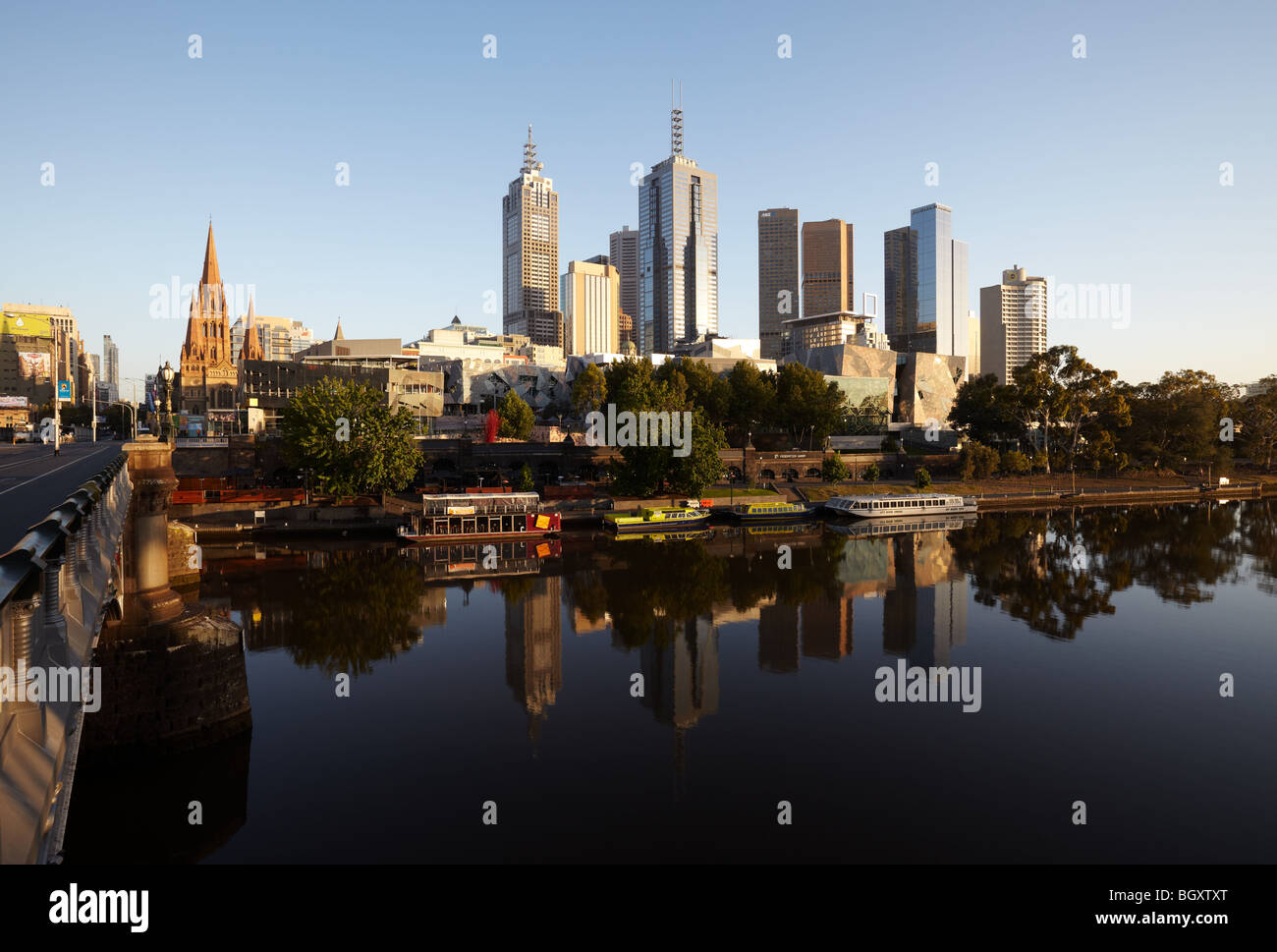 Reflexionen in der Yarra Fluss und die Stadt Skyline im Morgengrauen Melbourne, Victoria, Australia Stockfoto