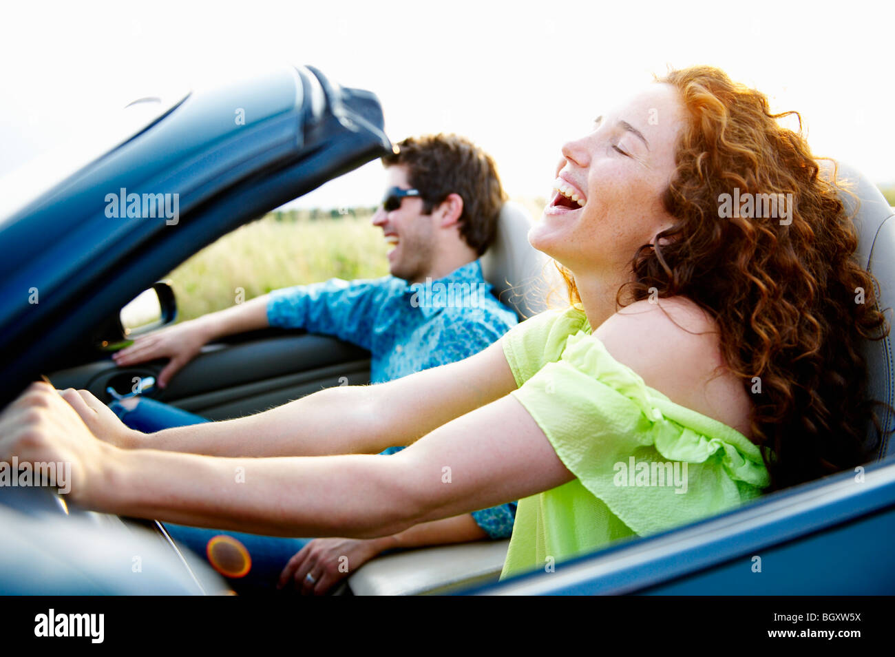 Paar in einem Cabrio Stockfoto
