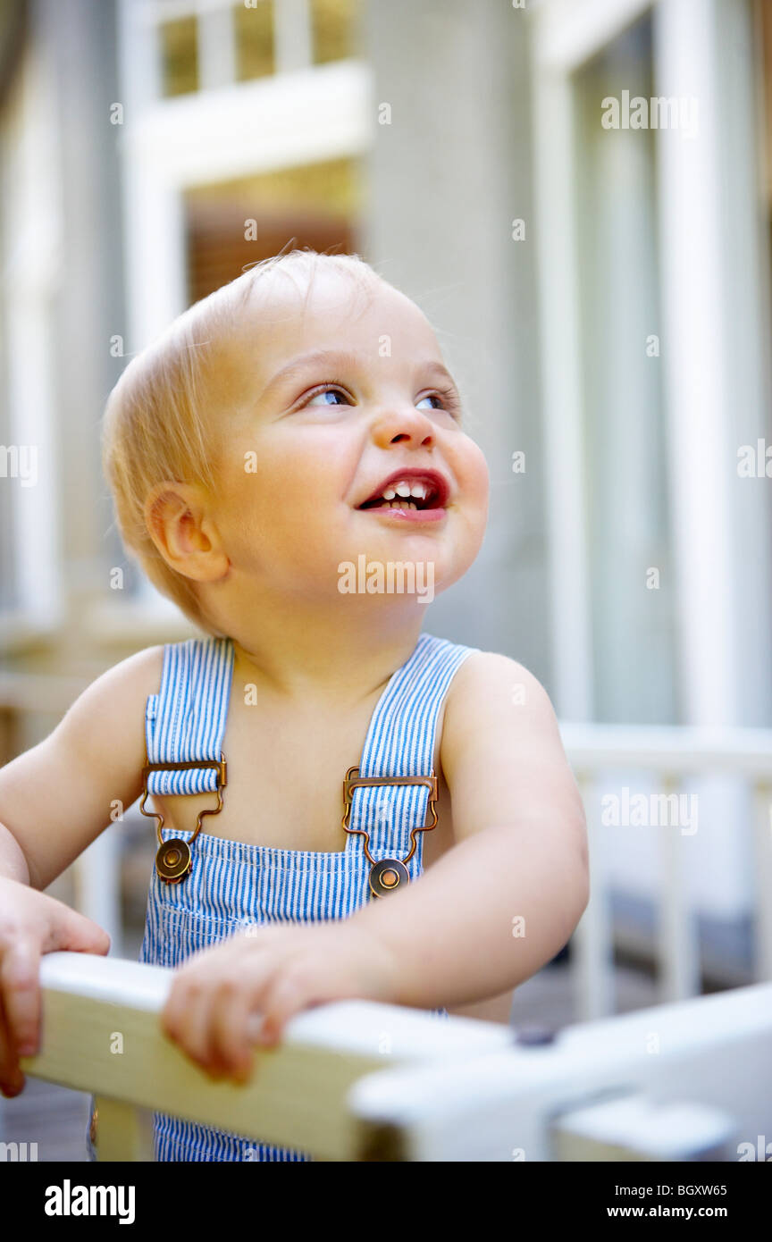 Baby Junge in seinem Laufstall Stockfoto